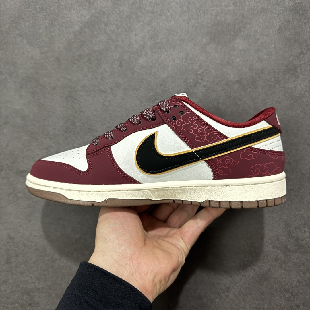 图片[2]-【定制版】2026马年限定！Nike Dunk Low 爆款高端定制 “暴富”酒红配黑金，富贵又吸睛！ 鞋身印有金色“马上暴富”字样，搭配“馬”字标识，随鞋附赠的红色挂带，传递马年发财的吉祥寓意。采用米白、酒红、黑三色拼接，搭配金色点缀，质感高级且色调浓郁，营造出富贵喜庆的新年氛围。定制鞋盒 超高清洁度 细节完美 货号：QW5288-108 尺码：36 36.5 37.5 38 38.5 39 40 40.5 41 42 42.5 43 44 44.5 45-选品中心