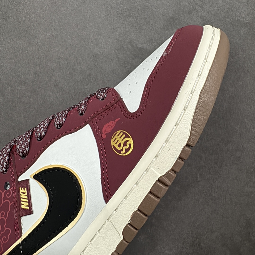 图片[5]-【定制版】2026马年限定！Nike Dunk Low 爆款高端定制 “暴富”酒红配黑金，富贵又吸睛！ 鞋身印有金色“马上暴富”字样，搭配“馬”字标识，随鞋附赠的红色挂带，传递马年发财的吉祥寓意。采用米白、酒红、黑三色拼接，搭配金色点缀，质感高级且色调浓郁，营造出富贵喜庆的新年氛围。定制鞋盒 超高清洁度 细节完美 货号：QW5288-108 尺码：36 36.5 37.5 38 38.5 39 40 40.5 41 42 42.5 43 44 44.5 45-选品中心