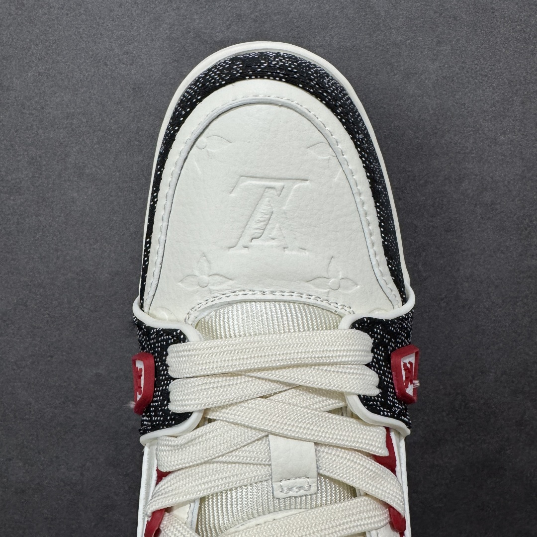 图片[8]-【纯原版】中国红礼盒 Louis Vuitton Trainer 路易威登LV 低帮 马年限定 白金色 驴牌圆头字母签名皮革低邦时尚板鞋运动鞋系列 采用圆头系带设计，简约大方，清新又不失奢华感，独特造型轻松吸引众人目光。鞋面由顶级材质精心打造，质感细腻柔软，彰显卓越品质；作为男装艺术总监Virgil Abloh的挚爱作品，LV Trainer运动鞋此次取材MonogramL压纹小牛皮，搭配点缀Monograma花卉的创新注胶外底。 原楦原纸版开模，鞋型立体饱满 零毛边、零溢胶、零线头瑕疵 细节与原版一致 区分市面通货 多层叠片＋电脑针车，针距密度一致 Monogram浮雕＋3D高频压纹 多密度发泡中底：支撑回弹媲美专柜 原装橡胶大底：含胶量高、纹路深、双拼接零偏差 ZP级原装包装：专柜款鞋盒＋防尘袋＋说明书 货号：AE5U3BM161N355 尺码：36 37 38 39 40 41 42 43 44 45-选品中心