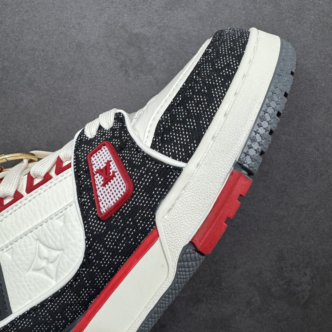 图片[5]-【纯原版】中国红礼盒 Louis Vuitton Trainer 路易威登LV 低帮 马年限定 白金色 驴牌圆头字母签名皮革低邦时尚板鞋运动鞋系列 采用圆头系带设计，简约大方，清新又不失奢华感，独特造型轻松吸引众人目光。鞋面由顶级材质精心打造，质感细腻柔软，彰显卓越品质；作为男装艺术总监Virgil Abloh的挚爱作品，LV Trainer运动鞋此次取材MonogramL压纹小牛皮，搭配点缀Monograma花卉的创新注胶外底。 原楦原纸版开模，鞋型立体饱满 零毛边、零溢胶、零线头瑕疵 细节与原版一致 区分市面通货 多层叠片＋电脑针车，针距密度一致 Monogram浮雕＋3D高频压纹 多密度发泡中底：支撑回弹媲美专柜 原装橡胶大底：含胶量高、纹路深、双拼接零偏差 ZP级原装包装：专柜款鞋盒＋防尘袋＋说明书 货号：AE5U3BM161N355 尺码：36 37 38 39 40 41 42 43 44 45-选品中心