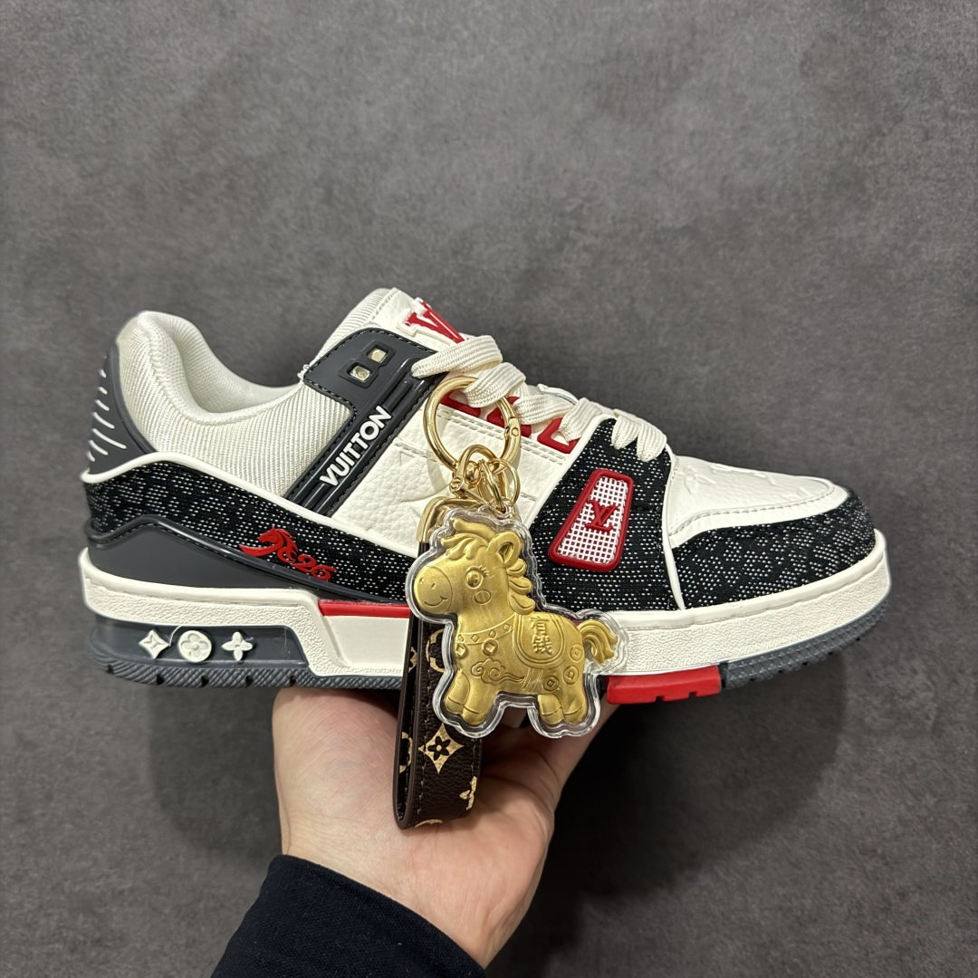 【纯原版】中国红礼盒 Louis Vuitton Trainer 路易威登LV 低帮 马年限定 白金色 驴牌圆头字母签名皮革低邦时尚板鞋运动鞋系列 采用圆头系带设计，简约大方，清新又不失奢华感，独特造型轻松吸引众人目光。鞋面由顶级材质精心打造，质感细腻柔软，彰显卓越品质；作为男装艺术总监Virgil Abloh的挚爱作品，LV Trainer运动鞋此次取材MonogramL压纹小牛皮，搭配点缀Monograma花卉的创新注胶外底。 原楦原纸版开模，鞋型立体饱满 零毛边、零溢胶、零线头瑕疵 细节与原版一致 区分市面通货 多层叠片＋电脑针车，针距密度一致 Monogram浮雕＋3D高频压纹 多密度发泡中底：支撑回弹媲美专柜 原装橡胶大底：含胶量高、纹路深、双拼接零偏差 ZP级原装包装：专柜款鞋盒＋防尘袋＋说明书 货号：AE5U3BM161N355 尺码：36 37 38 39 40 41 42 43 44 45-选品中心