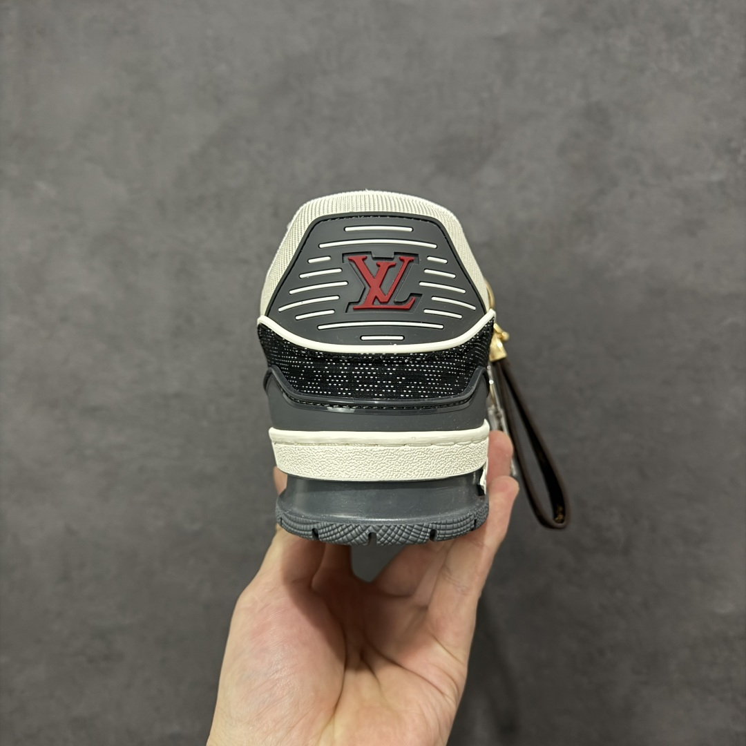 图片[4]-【纯原版】中国红礼盒 Louis Vuitton Trainer 路易威登LV 低帮 马年限定 白金色 驴牌圆头字母签名皮革低邦时尚板鞋运动鞋系列 采用圆头系带设计，简约大方，清新又不失奢华感，独特造型轻松吸引众人目光。鞋面由顶级材质精心打造，质感细腻柔软，彰显卓越品质；作为男装艺术总监Virgil Abloh的挚爱作品，LV Trainer运动鞋此次取材MonogramL压纹小牛皮，搭配点缀Monograma花卉的创新注胶外底。 原楦原纸版开模，鞋型立体饱满 零毛边、零溢胶、零线头瑕疵 细节与原版一致 区分市面通货 多层叠片＋电脑针车，针距密度一致 Monogram浮雕＋3D高频压纹 多密度发泡中底：支撑回弹媲美专柜 原装橡胶大底：含胶量高、纹路深、双拼接零偏差 ZP级原装包装：专柜款鞋盒＋防尘袋＋说明书 货号：AE5U3BM161N355 尺码：36 37 38 39 40 41 42 43 44 45-选品中心