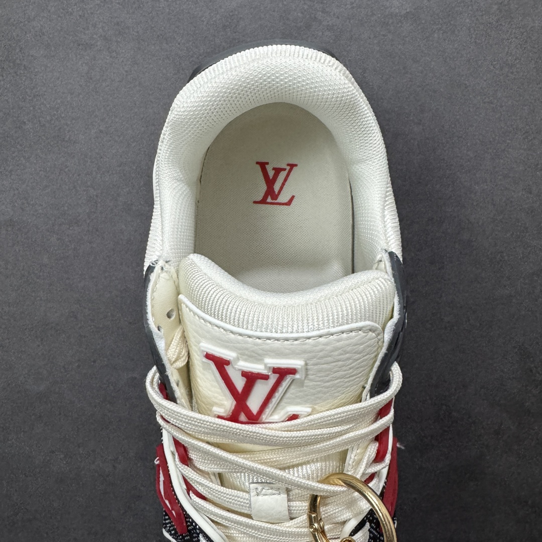 图片[7]-【纯原版】中国红礼盒 Louis Vuitton Trainer 路易威登LV 低帮 马年限定 白金色 驴牌圆头字母签名皮革低邦时尚板鞋运动鞋系列 采用圆头系带设计，简约大方，清新又不失奢华感，独特造型轻松吸引众人目光。鞋面由顶级材质精心打造，质感细腻柔软，彰显卓越品质；作为男装艺术总监Virgil Abloh的挚爱作品，LV Trainer运动鞋此次取材MonogramL压纹小牛皮，搭配点缀Monograma花卉的创新注胶外底。 原楦原纸版开模，鞋型立体饱满 零毛边、零溢胶、零线头瑕疵 细节与原版一致 区分市面通货 多层叠片＋电脑针车，针距密度一致 Monogram浮雕＋3D高频压纹 多密度发泡中底：支撑回弹媲美专柜 原装橡胶大底：含胶量高、纹路深、双拼接零偏差 ZP级原装包装：专柜款鞋盒＋防尘袋＋说明书 货号：AE5U3BM161N355 尺码：36 37 38 39 40 41 42 43 44 45-选品中心
