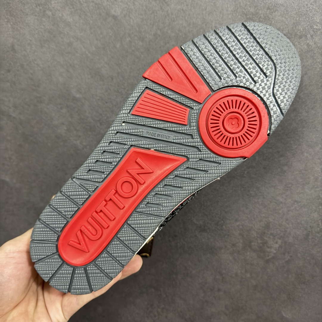 图片[9]-【纯原版】中国红礼盒 Louis Vuitton Trainer 路易威登LV 低帮 马年限定 白金色 驴牌圆头字母签名皮革低邦时尚板鞋运动鞋系列 采用圆头系带设计，简约大方，清新又不失奢华感，独特造型轻松吸引众人目光。鞋面由顶级材质精心打造，质感细腻柔软，彰显卓越品质；作为男装艺术总监Virgil Abloh的挚爱作品，LV Trainer运动鞋此次取材MonogramL压纹小牛皮，搭配点缀Monograma花卉的创新注胶外底。 原楦原纸版开模，鞋型立体饱满 零毛边、零溢胶、零线头瑕疵 细节与原版一致 区分市面通货 多层叠片＋电脑针车，针距密度一致 Monogram浮雕＋3D高频压纹 多密度发泡中底：支撑回弹媲美专柜 原装橡胶大底：含胶量高、纹路深、双拼接零偏差 ZP级原装包装：专柜款鞋盒＋防尘袋＋说明书 货号：AE5U3BM161N355 尺码：36 37 38 39 40 41 42 43 44 45-选品中心