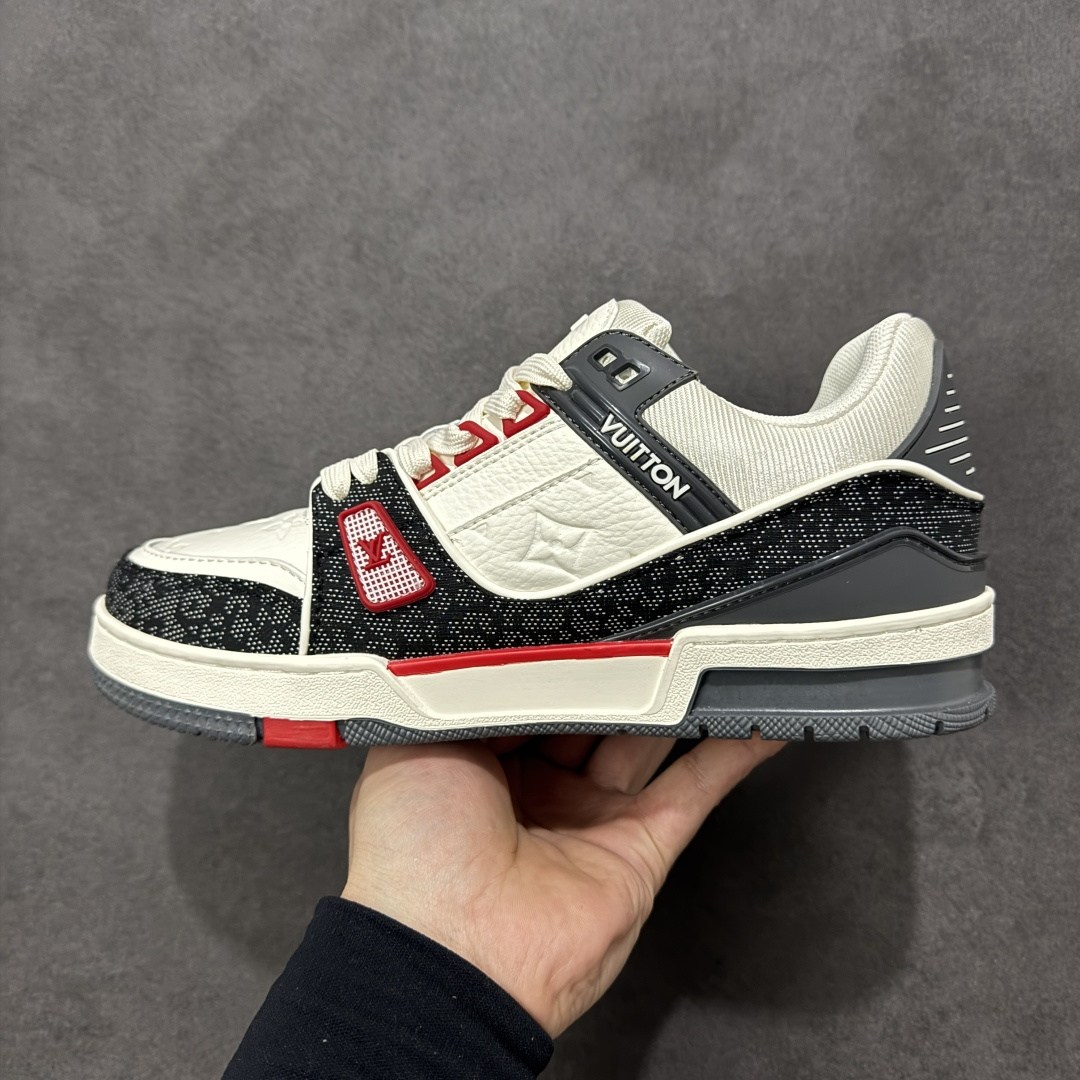 图片[2]-【纯原版】中国红礼盒 Louis Vuitton Trainer 路易威登LV 低帮 马年限定 白金色 驴牌圆头字母签名皮革低邦时尚板鞋运动鞋系列 采用圆头系带设计，简约大方，清新又不失奢华感，独特造型轻松吸引众人目光。鞋面由顶级材质精心打造，质感细腻柔软，彰显卓越品质；作为男装艺术总监Virgil Abloh的挚爱作品，LV Trainer运动鞋此次取材MonogramL压纹小牛皮，搭配点缀Monograma花卉的创新注胶外底。 原楦原纸版开模，鞋型立体饱满 零毛边、零溢胶、零线头瑕疵 细节与原版一致 区分市面通货 多层叠片＋电脑针车，针距密度一致 Monogram浮雕＋3D高频压纹 多密度发泡中底：支撑回弹媲美专柜 原装橡胶大底：含胶量高、纹路深、双拼接零偏差 ZP级原装包装：专柜款鞋盒＋防尘袋＋说明书 货号：AE5U3BM161N355 尺码：36 37 38 39 40 41 42 43 44 45-选品中心