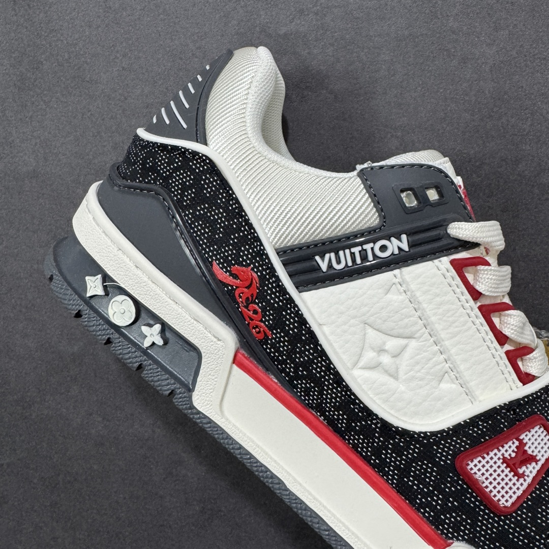 图片[6]-【纯原版】中国红礼盒 Louis Vuitton Trainer 路易威登LV 低帮 马年限定 白金色 驴牌圆头字母签名皮革低邦时尚板鞋运动鞋系列 采用圆头系带设计，简约大方，清新又不失奢华感，独特造型轻松吸引众人目光。鞋面由顶级材质精心打造，质感细腻柔软，彰显卓越品质；作为男装艺术总监Virgil Abloh的挚爱作品，LV Trainer运动鞋此次取材MonogramL压纹小牛皮，搭配点缀Monograma花卉的创新注胶外底。 原楦原纸版开模，鞋型立体饱满 零毛边、零溢胶、零线头瑕疵 细节与原版一致 区分市面通货 多层叠片＋电脑针车，针距密度一致 Monogram浮雕＋3D高频压纹 多密度发泡中底：支撑回弹媲美专柜 原装橡胶大底：含胶量高、纹路深、双拼接零偏差 ZP级原装包装：专柜款鞋盒＋防尘袋＋说明书 货号：AE5U3BM161N355 尺码：36 37 38 39 40 41 42 43 44 45-选品中心