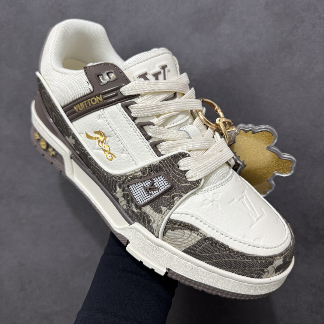 图片[3]-【纯原版】中国红礼盒 Louis Vuitton Trainer 路易威登LV 低帮 马年限定 白金色 驴牌圆头字母签名皮革低邦时尚板鞋运动鞋系列 采用圆头系带设计，简约大方，清新又不失奢华感，独特造型轻松吸引众人目光。鞋面由顶级材质精心打造，质感细腻柔软，彰显卓越品质；作为男装艺术总监Virgil Abloh的挚爱作品，LV Trainer运动鞋此次取材MonogramL压纹小牛皮，搭配点缀Monograma花卉的创新注胶外底。 原楦原纸版开模，鞋型立体饱满 零毛边、零溢胶、零线头瑕疵 细节与原版一致 区分市面通货 多层叠片＋电脑针车，针距密度一致 Monogram浮雕＋3D高频压纹 多密度发泡中底：支撑回弹媲美专柜 原装橡胶大底：含胶量高、纹路深、双拼接零偏差 ZP级原装包装：专柜款鞋盒＋防尘袋＋说明书 货号：AE5U3BM161N355 尺码：36 37 38 39 40 41 42 43 44 45-选品中心