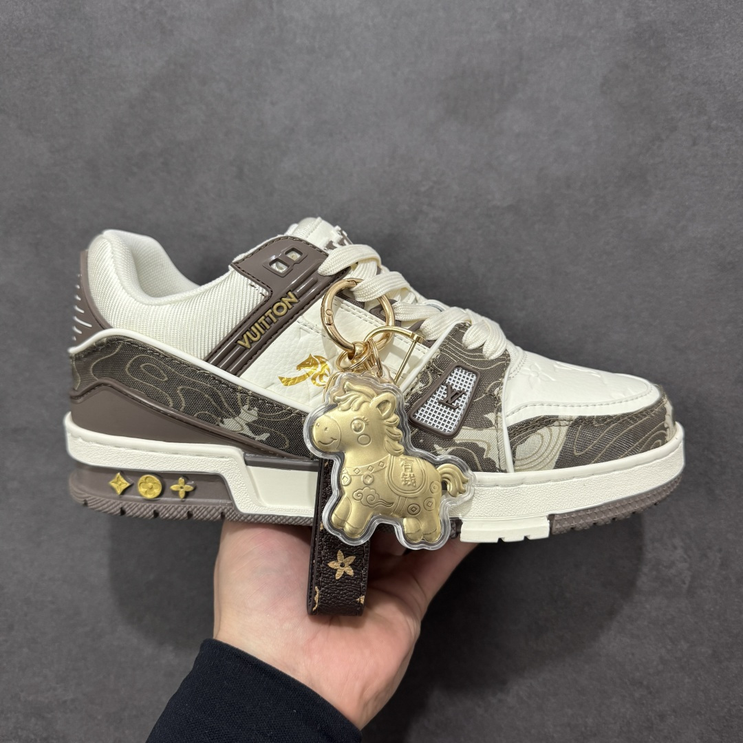 【纯原版】中国红礼盒 Louis Vuitton Trainer 路易威登LV 低帮 马年限定 白金色 驴牌圆头字母签名皮革低邦时尚板鞋运动鞋系列 采用圆头系带设计，简约大方，清新又不失奢华感，独特造型轻松吸引众人目光。鞋面由顶级材质精心打造，质感细腻柔软，彰显卓越品质；作为男装艺术总监Virgil Abloh的挚爱作品，LV Trainer运动鞋此次取材MonogramL压纹小牛皮，搭配点缀Monograma花卉的创新注胶外底。 原楦原纸版开模，鞋型立体饱满 零毛边、零溢胶、零线头瑕疵 细节与原版一致 区分市面通货 多层叠片＋电脑针车，针距密度一致 Monogram浮雕＋3D高频压纹 多密度发泡中底：支撑回弹媲美专柜 原装橡胶大底：含胶量高、纹路深、双拼接零偏差 ZP级原装包装：专柜款鞋盒＋防尘袋＋说明书 货号：AE5U3BM161N355 尺码：36 37 38 39 40 41 42 43 44 45-选品中心