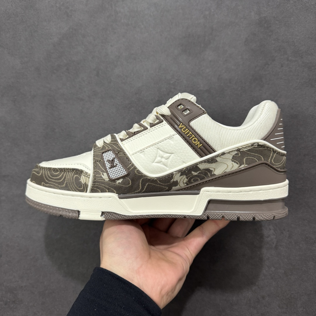 图片[2]-【纯原版】中国红礼盒 Louis Vuitton Trainer 路易威登LV 低帮 马年限定 白金色 驴牌圆头字母签名皮革低邦时尚板鞋运动鞋系列 采用圆头系带设计，简约大方，清新又不失奢华感，独特造型轻松吸引众人目光。鞋面由顶级材质精心打造，质感细腻柔软，彰显卓越品质；作为男装艺术总监Virgil Abloh的挚爱作品，LV Trainer运动鞋此次取材MonogramL压纹小牛皮，搭配点缀Monograma花卉的创新注胶外底。 原楦原纸版开模，鞋型立体饱满 零毛边、零溢胶、零线头瑕疵 细节与原版一致 区分市面通货 多层叠片＋电脑针车，针距密度一致 Monogram浮雕＋3D高频压纹 多密度发泡中底：支撑回弹媲美专柜 原装橡胶大底：含胶量高、纹路深、双拼接零偏差 ZP级原装包装：专柜款鞋盒＋防尘袋＋说明书 货号：AE5U3BM161N355 尺码：36 37 38 39 40 41 42 43 44 45-选品中心