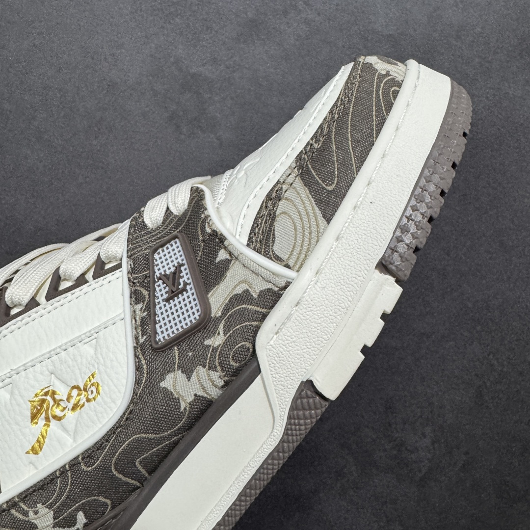 图片[5]-【纯原版】中国红礼盒 Louis Vuitton Trainer 路易威登LV 低帮 马年限定 白金色 驴牌圆头字母签名皮革低邦时尚板鞋运动鞋系列 采用圆头系带设计，简约大方，清新又不失奢华感，独特造型轻松吸引众人目光。鞋面由顶级材质精心打造，质感细腻柔软，彰显卓越品质；作为男装艺术总监Virgil Abloh的挚爱作品，LV Trainer运动鞋此次取材MonogramL压纹小牛皮，搭配点缀Monograma花卉的创新注胶外底。 原楦原纸版开模，鞋型立体饱满 零毛边、零溢胶、零线头瑕疵 细节与原版一致 区分市面通货 多层叠片＋电脑针车，针距密度一致 Monogram浮雕＋3D高频压纹 多密度发泡中底：支撑回弹媲美专柜 原装橡胶大底：含胶量高、纹路深、双拼接零偏差 ZP级原装包装：专柜款鞋盒＋防尘袋＋说明书 货号：AE5U3BM161N355 尺码：36 37 38 39 40 41 42 43 44 45-选品中心