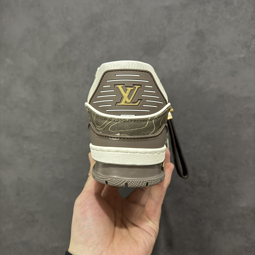 图片[4]-【纯原版】中国红礼盒 Louis Vuitton Trainer 路易威登LV 低帮 马年限定 白金色 驴牌圆头字母签名皮革低邦时尚板鞋运动鞋系列 采用圆头系带设计，简约大方，清新又不失奢华感，独特造型轻松吸引众人目光。鞋面由顶级材质精心打造，质感细腻柔软，彰显卓越品质；作为男装艺术总监Virgil Abloh的挚爱作品，LV Trainer运动鞋此次取材MonogramL压纹小牛皮，搭配点缀Monograma花卉的创新注胶外底。 原楦原纸版开模，鞋型立体饱满 零毛边、零溢胶、零线头瑕疵 细节与原版一致 区分市面通货 多层叠片＋电脑针车，针距密度一致 Monogram浮雕＋3D高频压纹 多密度发泡中底：支撑回弹媲美专柜 原装橡胶大底：含胶量高、纹路深、双拼接零偏差 ZP级原装包装：专柜款鞋盒＋防尘袋＋说明书 货号：AE5U3BM161N355 尺码：36 37 38 39 40 41 42 43 44 45-选品中心