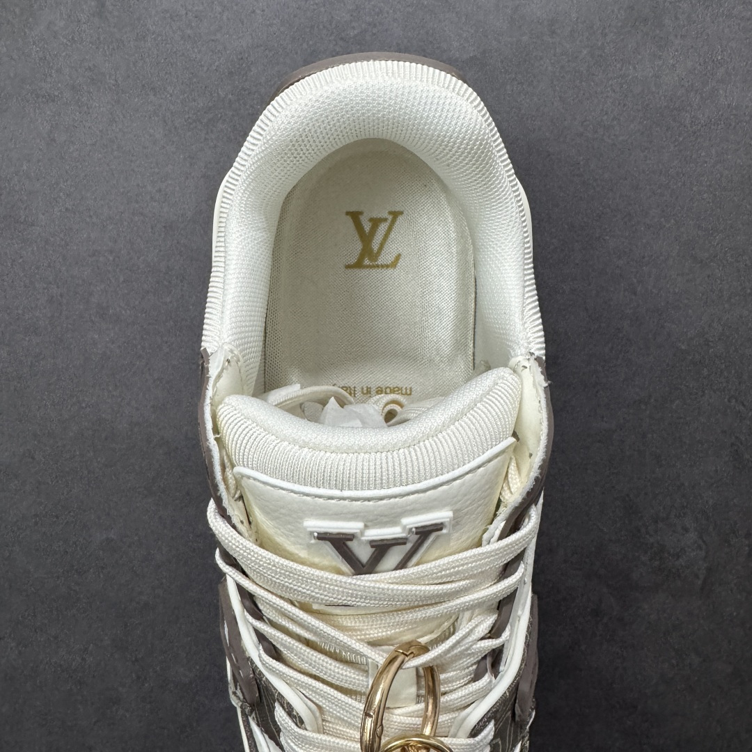 图片[7]-【纯原版】中国红礼盒 Louis Vuitton Trainer 路易威登LV 低帮 马年限定 白金色 驴牌圆头字母签名皮革低邦时尚板鞋运动鞋系列 采用圆头系带设计，简约大方，清新又不失奢华感，独特造型轻松吸引众人目光。鞋面由顶级材质精心打造，质感细腻柔软，彰显卓越品质；作为男装艺术总监Virgil Abloh的挚爱作品，LV Trainer运动鞋此次取材MonogramL压纹小牛皮，搭配点缀Monograma花卉的创新注胶外底。 原楦原纸版开模，鞋型立体饱满 零毛边、零溢胶、零线头瑕疵 细节与原版一致 区分市面通货 多层叠片＋电脑针车，针距密度一致 Monogram浮雕＋3D高频压纹 多密度发泡中底：支撑回弹媲美专柜 原装橡胶大底：含胶量高、纹路深、双拼接零偏差 ZP级原装包装：专柜款鞋盒＋防尘袋＋说明书 货号：AE5U3BM161N355 尺码：36 37 38 39 40 41 42 43 44 45-选品中心