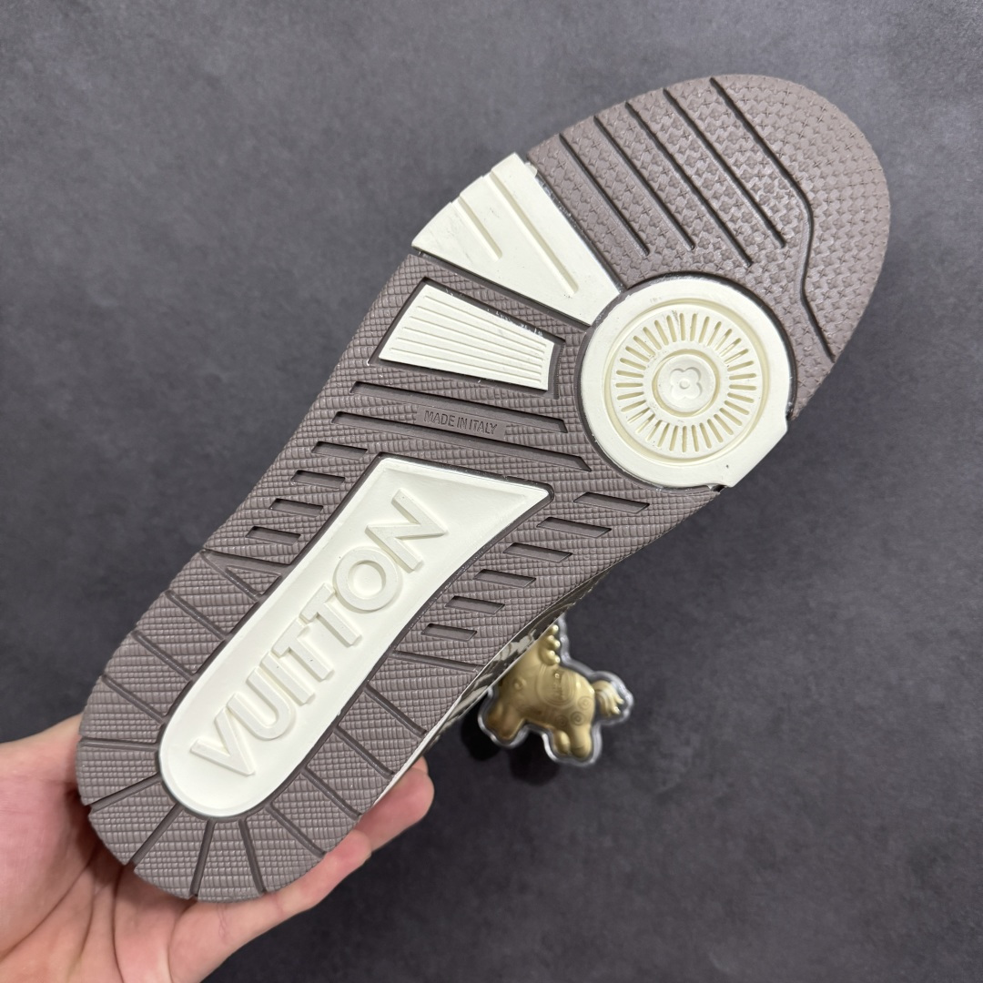 图片[9]-【纯原版】中国红礼盒 Louis Vuitton Trainer 路易威登LV 低帮 马年限定 白金色 驴牌圆头字母签名皮革低邦时尚板鞋运动鞋系列 采用圆头系带设计，简约大方，清新又不失奢华感，独特造型轻松吸引众人目光。鞋面由顶级材质精心打造，质感细腻柔软，彰显卓越品质；作为男装艺术总监Virgil Abloh的挚爱作品，LV Trainer运动鞋此次取材MonogramL压纹小牛皮，搭配点缀Monograma花卉的创新注胶外底。 原楦原纸版开模，鞋型立体饱满 零毛边、零溢胶、零线头瑕疵 细节与原版一致 区分市面通货 多层叠片＋电脑针车，针距密度一致 Monogram浮雕＋3D高频压纹 多密度发泡中底：支撑回弹媲美专柜 原装橡胶大底：含胶量高、纹路深、双拼接零偏差 ZP级原装包装：专柜款鞋盒＋防尘袋＋说明书 货号：AE5U3BM161N355 尺码：36 37 38 39 40 41 42 43 44 45-选品中心