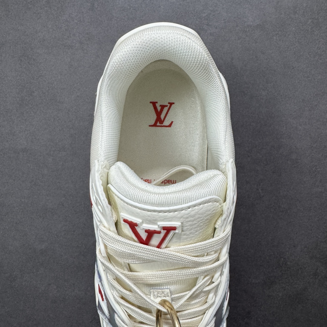 图片[7]-【纯原版】中国红礼盒 Louis Vuitton Trainer 路易威登LV 低帮 马年限定 白金色 驴牌圆头字母签名皮革低邦时尚板鞋运动鞋系列 采用圆头系带设计，简约大方，清新又不失奢华感，独特造型轻松吸引众人目光。鞋面由顶级材质精心打造，质感细腻柔软，彰显卓越品质；作为男装艺术总监Virgil Abloh的挚爱作品，LV Trainer运动鞋此次取材MonogramL压纹小牛皮，搭配点缀Monograma花卉的创新注胶外底。 原楦原纸版开模，鞋型立体饱满 零毛边、零溢胶、零线头瑕疵 细节与原版一致 区分市面通货 多层叠片＋电脑针车，针距密度一致 Monogram浮雕＋3D高频压纹 多密度发泡中底：支撑回弹媲美专柜 原装橡胶大底：含胶量高、纹路深、双拼接零偏差 ZP级原装包装：专柜款鞋盒＋防尘袋＋说明书 货号：AE5U3BM161N355 尺码：36 37 38 39 40 41 42 43 44 45-选品中心