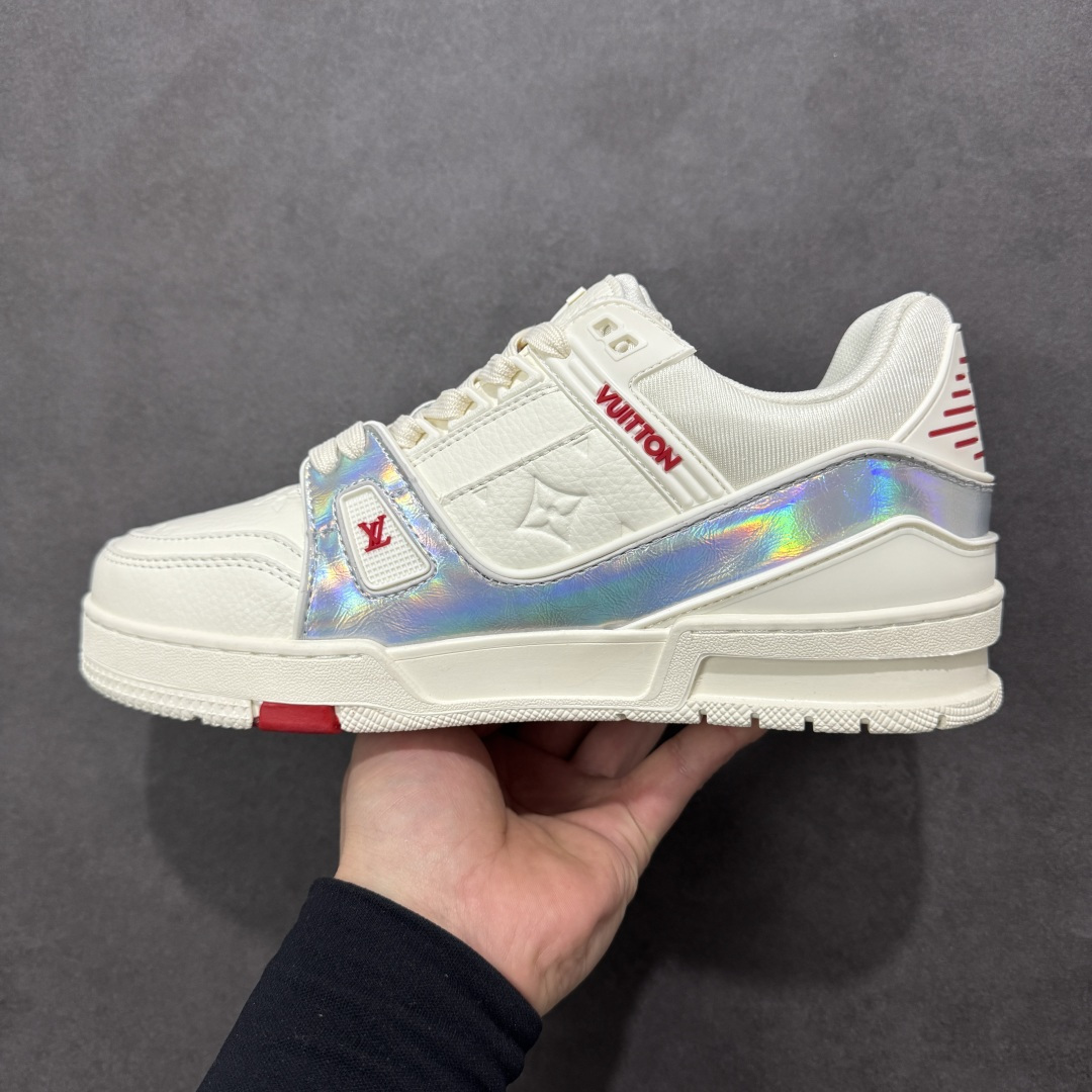 图片[2]-【纯原版】中国红礼盒 Louis Vuitton Trainer 路易威登LV 低帮 马年限定 白金色 驴牌圆头字母签名皮革低邦时尚板鞋运动鞋系列 采用圆头系带设计，简约大方，清新又不失奢华感，独特造型轻松吸引众人目光。鞋面由顶级材质精心打造，质感细腻柔软，彰显卓越品质；作为男装艺术总监Virgil Abloh的挚爱作品，LV Trainer运动鞋此次取材MonogramL压纹小牛皮，搭配点缀Monograma花卉的创新注胶外底。 原楦原纸版开模，鞋型立体饱满 零毛边、零溢胶、零线头瑕疵 细节与原版一致 区分市面通货 多层叠片＋电脑针车，针距密度一致 Monogram浮雕＋3D高频压纹 多密度发泡中底：支撑回弹媲美专柜 原装橡胶大底：含胶量高、纹路深、双拼接零偏差 ZP级原装包装：专柜款鞋盒＋防尘袋＋说明书 货号：AE5U3BM161N355 尺码：36 37 38 39 40 41 42 43 44 45-选品中心