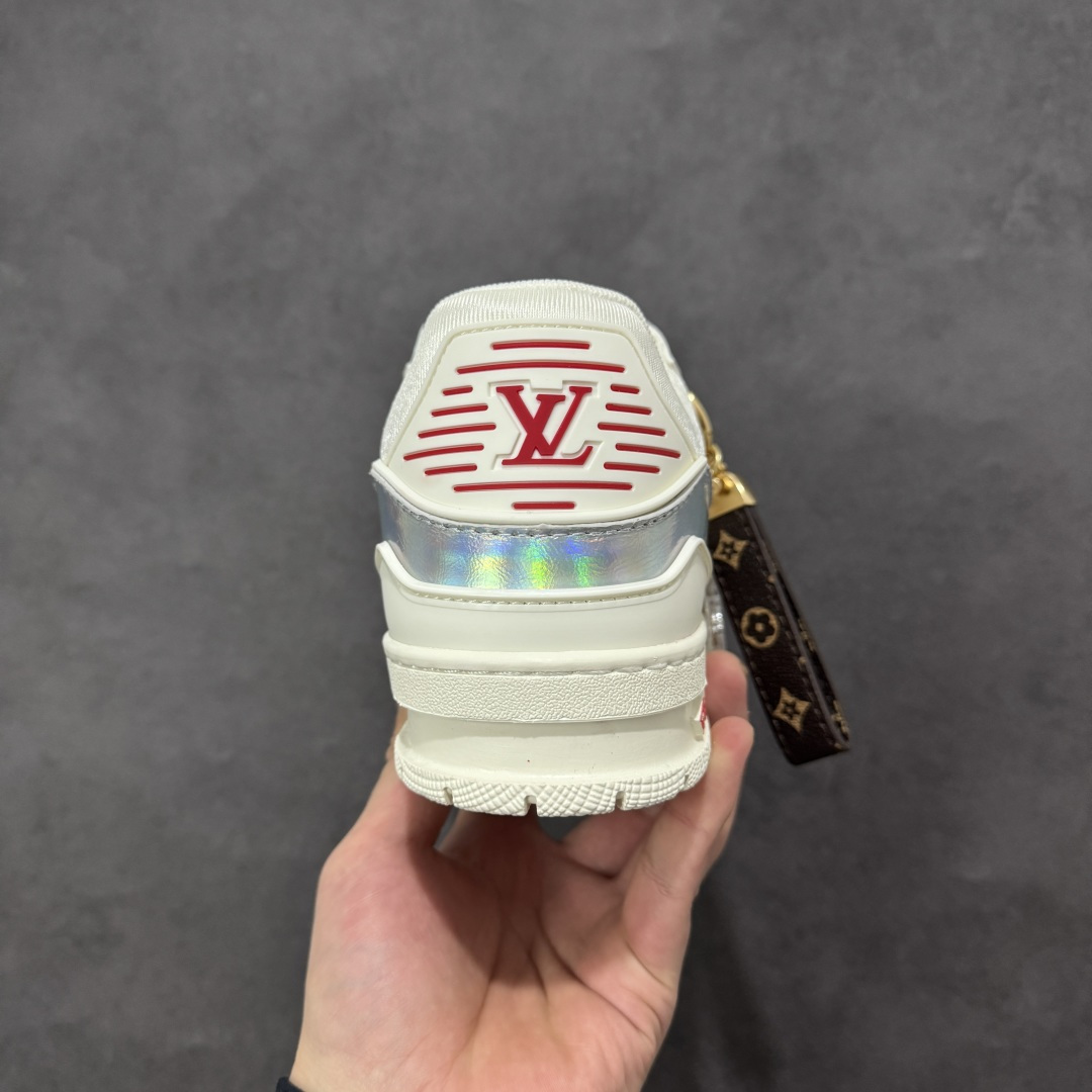 图片[4]-【纯原版】中国红礼盒 Louis Vuitton Trainer 路易威登LV 低帮 马年限定 白金色 驴牌圆头字母签名皮革低邦时尚板鞋运动鞋系列 采用圆头系带设计，简约大方，清新又不失奢华感，独特造型轻松吸引众人目光。鞋面由顶级材质精心打造，质感细腻柔软，彰显卓越品质；作为男装艺术总监Virgil Abloh的挚爱作品，LV Trainer运动鞋此次取材MonogramL压纹小牛皮，搭配点缀Monograma花卉的创新注胶外底。 原楦原纸版开模，鞋型立体饱满 零毛边、零溢胶、零线头瑕疵 细节与原版一致 区分市面通货 多层叠片＋电脑针车，针距密度一致 Monogram浮雕＋3D高频压纹 多密度发泡中底：支撑回弹媲美专柜 原装橡胶大底：含胶量高、纹路深、双拼接零偏差 ZP级原装包装：专柜款鞋盒＋防尘袋＋说明书 货号：AE5U3BM161N355 尺码：36 37 38 39 40 41 42 43 44 45-选品中心