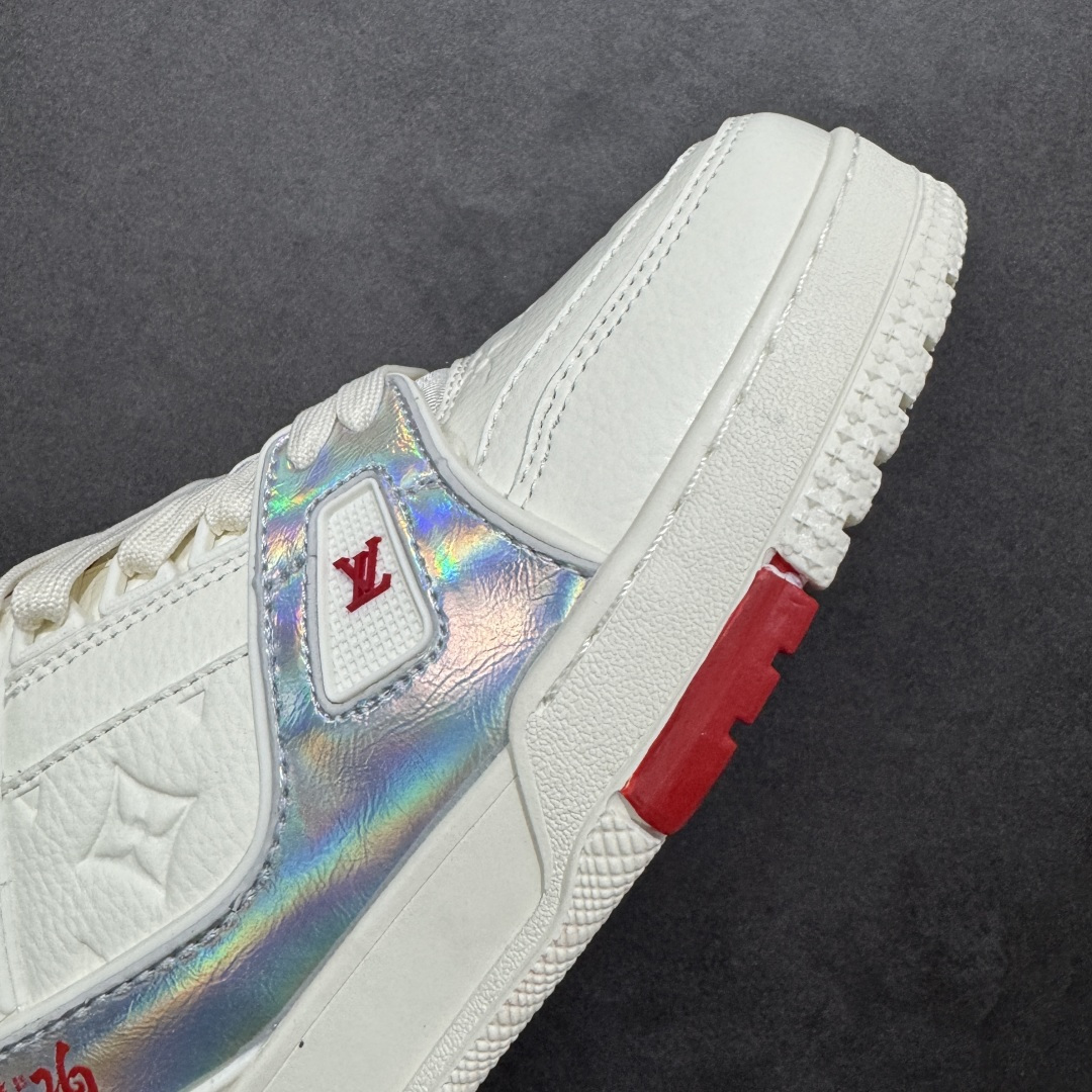 图片[5]-【纯原版】中国红礼盒 Louis Vuitton Trainer 路易威登LV 低帮 马年限定 白金色 驴牌圆头字母签名皮革低邦时尚板鞋运动鞋系列 采用圆头系带设计，简约大方，清新又不失奢华感，独特造型轻松吸引众人目光。鞋面由顶级材质精心打造，质感细腻柔软，彰显卓越品质；作为男装艺术总监Virgil Abloh的挚爱作品，LV Trainer运动鞋此次取材MonogramL压纹小牛皮，搭配点缀Monograma花卉的创新注胶外底。 原楦原纸版开模，鞋型立体饱满 零毛边、零溢胶、零线头瑕疵 细节与原版一致 区分市面通货 多层叠片＋电脑针车，针距密度一致 Monogram浮雕＋3D高频压纹 多密度发泡中底：支撑回弹媲美专柜 原装橡胶大底：含胶量高、纹路深、双拼接零偏差 ZP级原装包装：专柜款鞋盒＋防尘袋＋说明书 货号：AE5U3BM161N355 尺码：36 37 38 39 40 41 42 43 44 45-选品中心