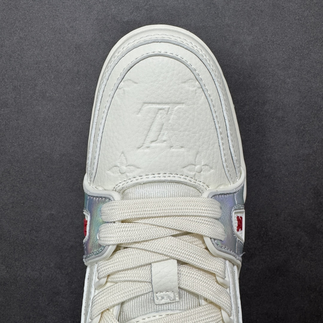 图片[8]-【纯原版】中国红礼盒 Louis Vuitton Trainer 路易威登LV 低帮 马年限定 白金色 驴牌圆头字母签名皮革低邦时尚板鞋运动鞋系列 采用圆头系带设计，简约大方，清新又不失奢华感，独特造型轻松吸引众人目光。鞋面由顶级材质精心打造，质感细腻柔软，彰显卓越品质；作为男装艺术总监Virgil Abloh的挚爱作品，LV Trainer运动鞋此次取材MonogramL压纹小牛皮，搭配点缀Monograma花卉的创新注胶外底。 原楦原纸版开模，鞋型立体饱满 零毛边、零溢胶、零线头瑕疵 细节与原版一致 区分市面通货 多层叠片＋电脑针车，针距密度一致 Monogram浮雕＋3D高频压纹 多密度发泡中底：支撑回弹媲美专柜 原装橡胶大底：含胶量高、纹路深、双拼接零偏差 ZP级原装包装：专柜款鞋盒＋防尘袋＋说明书 货号：AE5U3BM161N355 尺码：36 37 38 39 40 41 42 43 44 45-选品中心