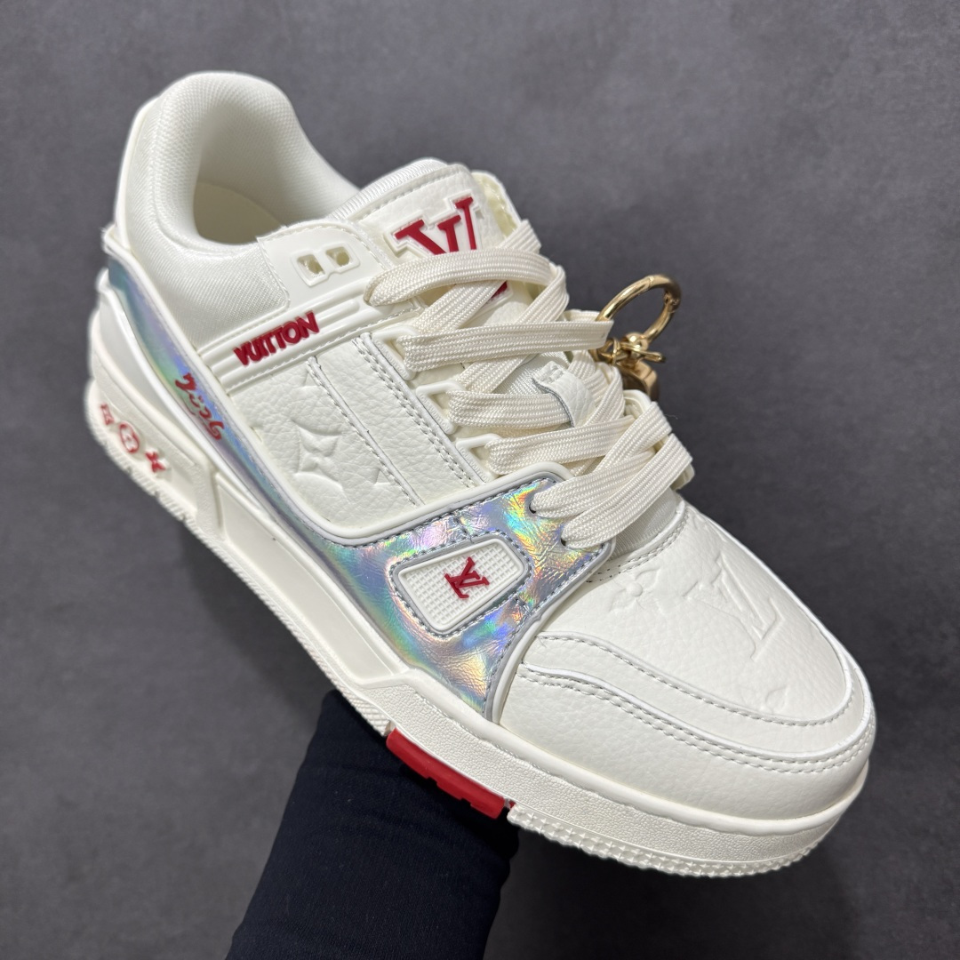 图片[3]-【纯原版】中国红礼盒 Louis Vuitton Trainer 路易威登LV 低帮 马年限定 白金色 驴牌圆头字母签名皮革低邦时尚板鞋运动鞋系列 采用圆头系带设计，简约大方，清新又不失奢华感，独特造型轻松吸引众人目光。鞋面由顶级材质精心打造，质感细腻柔软，彰显卓越品质；作为男装艺术总监Virgil Abloh的挚爱作品，LV Trainer运动鞋此次取材MonogramL压纹小牛皮，搭配点缀Monograma花卉的创新注胶外底。 原楦原纸版开模，鞋型立体饱满 零毛边、零溢胶、零线头瑕疵 细节与原版一致 区分市面通货 多层叠片＋电脑针车，针距密度一致 Monogram浮雕＋3D高频压纹 多密度发泡中底：支撑回弹媲美专柜 原装橡胶大底：含胶量高、纹路深、双拼接零偏差 ZP级原装包装：专柜款鞋盒＋防尘袋＋说明书 货号：AE5U3BM161N355 尺码：36 37 38 39 40 41 42 43 44 45-选品中心