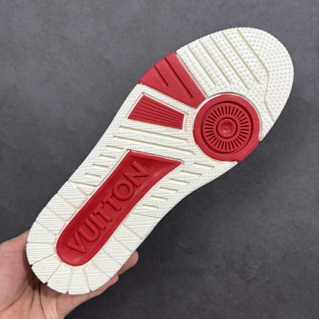图片[9]-【纯原版】中国红礼盒 Louis Vuitton Trainer 路易威登LV 低帮 马年限定 白金色 驴牌圆头字母签名皮革低邦时尚板鞋运动鞋系列 采用圆头系带设计，简约大方，清新又不失奢华感，独特造型轻松吸引众人目光。鞋面由顶级材质精心打造，质感细腻柔软，彰显卓越品质；作为男装艺术总监Virgil Abloh的挚爱作品，LV Trainer运动鞋此次取材MonogramL压纹小牛皮，搭配点缀Monograma花卉的创新注胶外底。 原楦原纸版开模，鞋型立体饱满 零毛边、零溢胶、零线头瑕疵 细节与原版一致 区分市面通货 多层叠片＋电脑针车，针距密度一致 Monogram浮雕＋3D高频压纹 多密度发泡中底：支撑回弹媲美专柜 原装橡胶大底：含胶量高、纹路深、双拼接零偏差 ZP级原装包装：专柜款鞋盒＋防尘袋＋说明书 货号：AE5U3BM161N355 尺码：36 37 38 39 40 41 42 43 44 45-选品中心