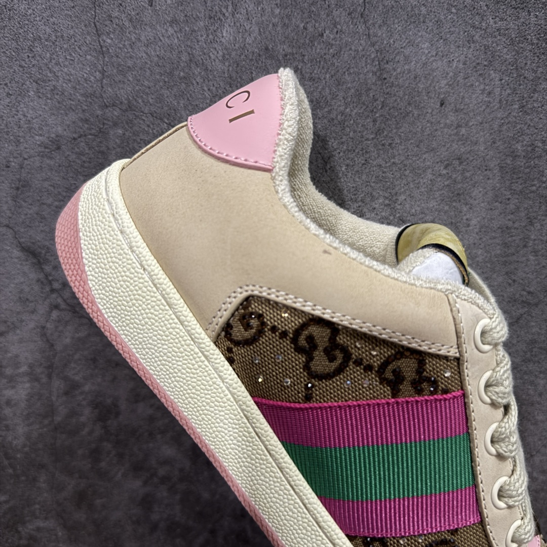 图片[7]-【YS纯原】广奢高端货 Gucci 古驰 Screener 运动休闲系列｜GG 珐琅扣 小脏鞋 白粉女鞋 ✦ Screener 经典复古做旧风格 ✦ 原版小脏工艺，还原穿旧质感 ✦ GG 珐琅扣色泽一致，细节克制高级 ✦ 原版对照开发，历时三个月打样 ✦ 多处细节升级，整体完成度高 ✦ 高端零售与海淘渠道同源品质 ✦ 鞋面采用意大利进口磨砂头层牛皮 ✦ 鞋舌、鞋带同步原版擦脏工艺 ✦ 后跟哑光丝印烫金字体 ✦ 原版逻辑私模大底 ✦ 无缝细空胶工艺，稳定耐穿 ✦ 日常高频上脚不娇气 ✦ 全套原版外盒及配件 ✦ 同源真丝绸防尘鞋套袋 ✦ 原装雪梨形超软沙绒纸团 尺码：35–40-选品中心