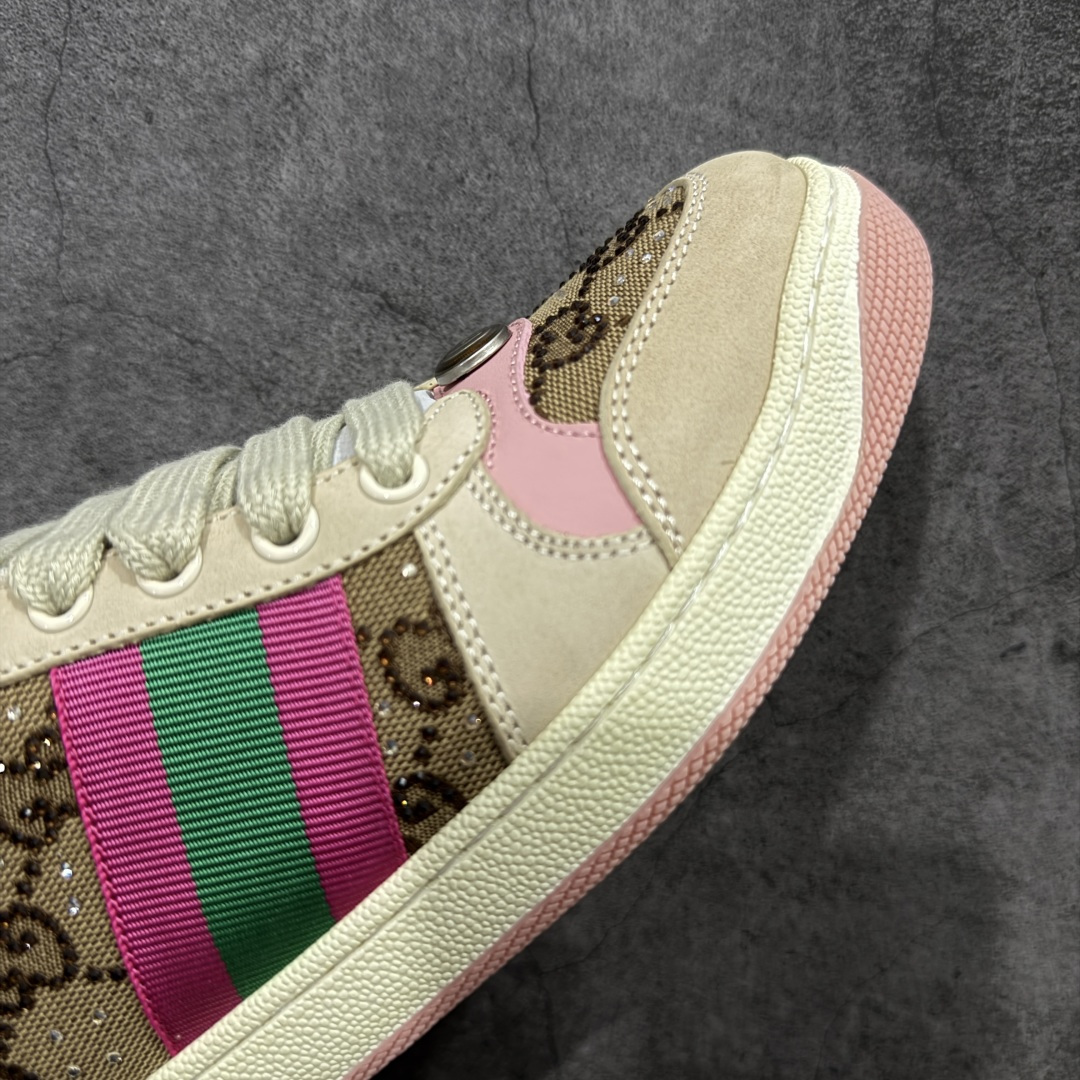 图片[6]-【YS纯原】广奢高端货 Gucci 古驰 Screener 运动休闲系列｜GG 珐琅扣 小脏鞋 白粉女鞋 ✦ Screener 经典复古做旧风格 ✦ 原版小脏工艺，还原穿旧质感 ✦ GG 珐琅扣色泽一致，细节克制高级 ✦ 原版对照开发，历时三个月打样 ✦ 多处细节升级，整体完成度高 ✦ 高端零售与海淘渠道同源品质 ✦ 鞋面采用意大利进口磨砂头层牛皮 ✦ 鞋舌、鞋带同步原版擦脏工艺 ✦ 后跟哑光丝印烫金字体 ✦ 原版逻辑私模大底 ✦ 无缝细空胶工艺，稳定耐穿 ✦ 日常高频上脚不娇气 ✦ 全套原版外盒及配件 ✦ 同源真丝绸防尘鞋套袋 ✦ 原装雪梨形超软沙绒纸团 尺码：35–40-选品中心