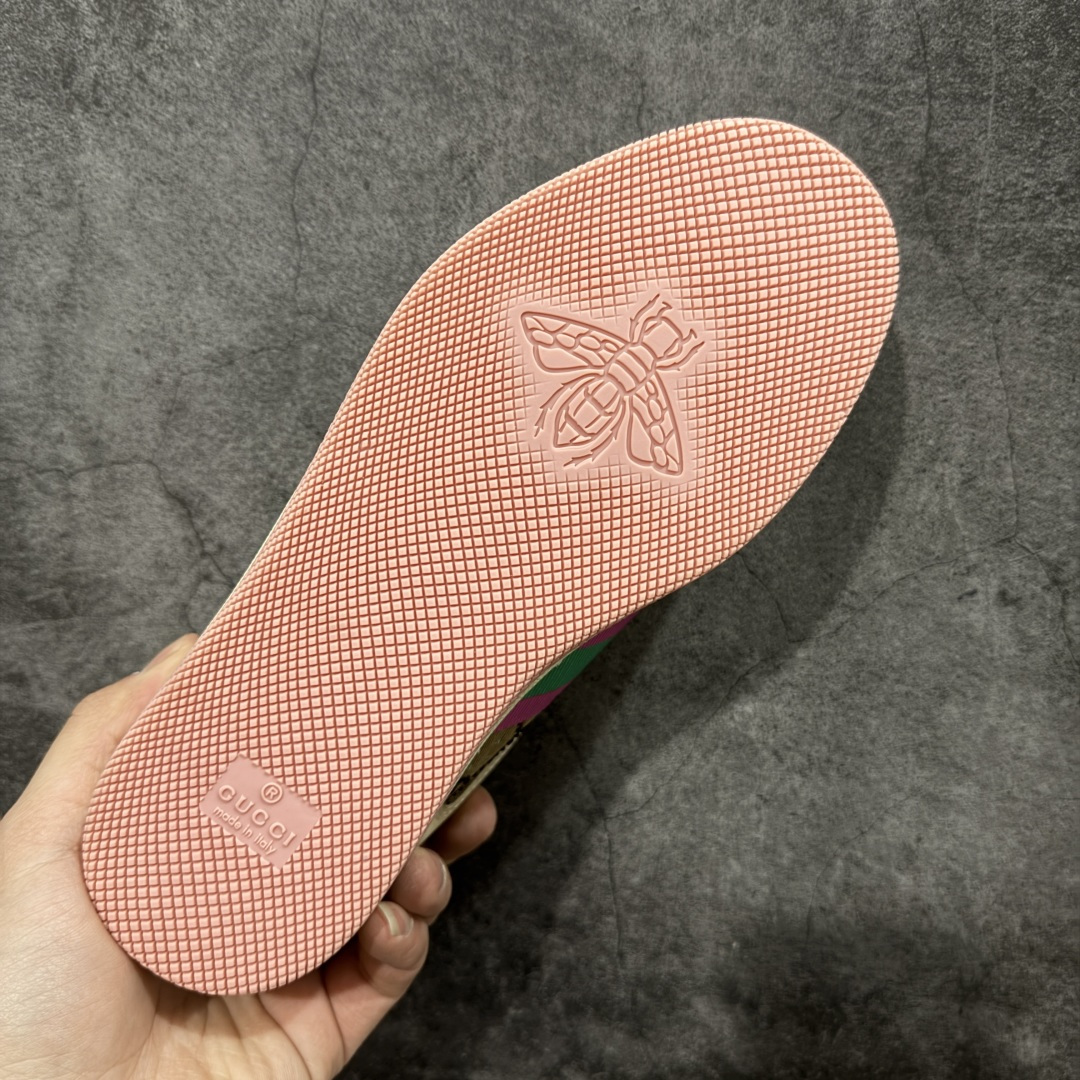 图片[9]-【YS纯原】广奢高端货 Gucci 古驰 Screener 运动休闲系列｜GG 珐琅扣 小脏鞋 白粉女鞋 ✦ Screener 经典复古做旧风格 ✦ 原版小脏工艺，还原穿旧质感 ✦ GG 珐琅扣色泽一致，细节克制高级 ✦ 原版对照开发，历时三个月打样 ✦ 多处细节升级，整体完成度高 ✦ 高端零售与海淘渠道同源品质 ✦ 鞋面采用意大利进口磨砂头层牛皮 ✦ 鞋舌、鞋带同步原版擦脏工艺 ✦ 后跟哑光丝印烫金字体 ✦ 原版逻辑私模大底 ✦ 无缝细空胶工艺，稳定耐穿 ✦ 日常高频上脚不娇气 ✦ 全套原版外盒及配件 ✦ 同源真丝绸防尘鞋套袋 ✦ 原装雪梨形超软沙绒纸团 尺码：35–40-选品中心