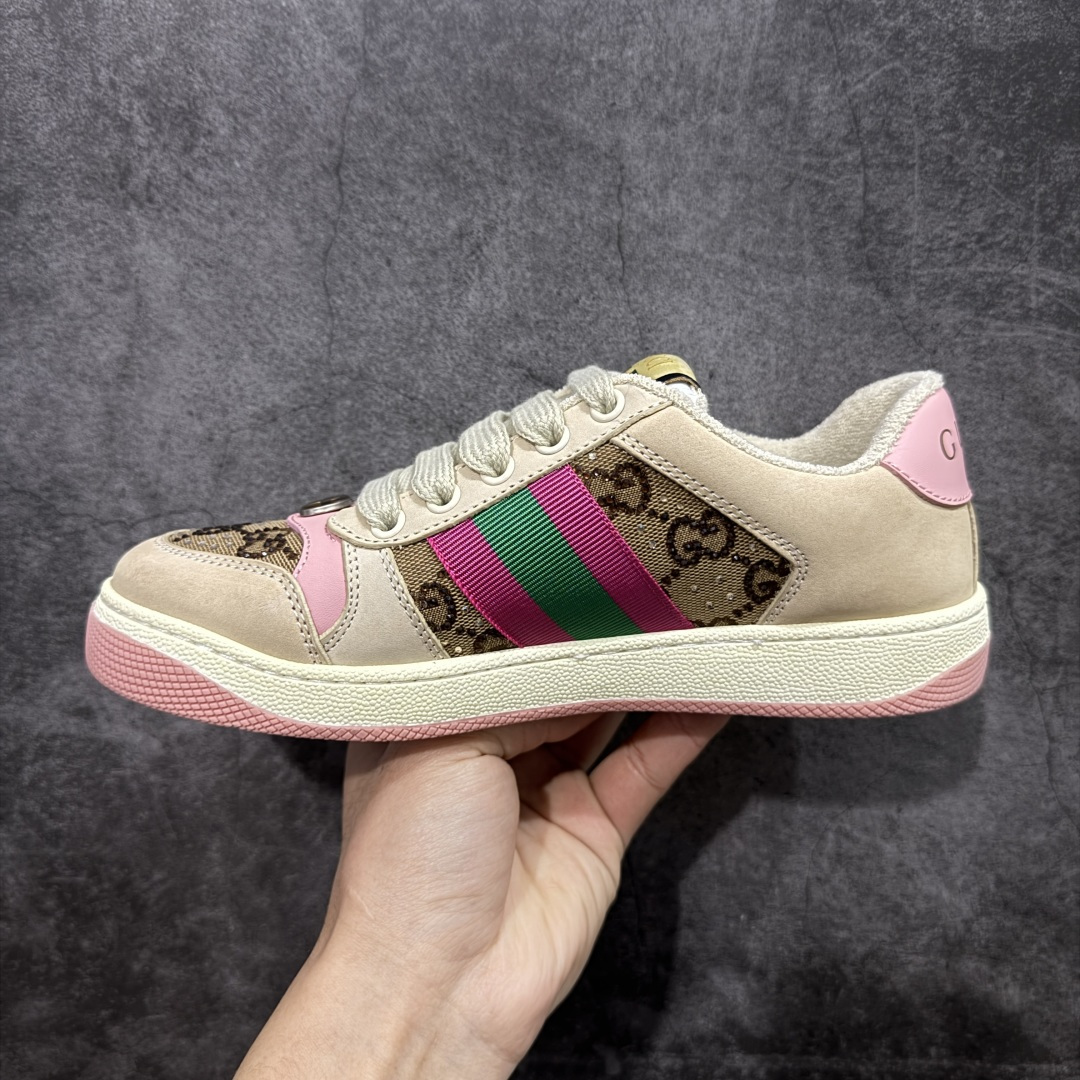 图片[2]-【YS纯原】广奢高端货 Gucci 古驰 Screener 运动休闲系列｜GG 珐琅扣 小脏鞋 白粉女鞋 ✦ Screener 经典复古做旧风格 ✦ 原版小脏工艺，还原穿旧质感 ✦ GG 珐琅扣色泽一致，细节克制高级 ✦ 原版对照开发，历时三个月打样 ✦ 多处细节升级，整体完成度高 ✦ 高端零售与海淘渠道同源品质 ✦ 鞋面采用意大利进口磨砂头层牛皮 ✦ 鞋舌、鞋带同步原版擦脏工艺 ✦ 后跟哑光丝印烫金字体 ✦ 原版逻辑私模大底 ✦ 无缝细空胶工艺，稳定耐穿 ✦ 日常高频上脚不娇气 ✦ 全套原版外盒及配件 ✦ 同源真丝绸防尘鞋套袋 ✦ 原装雪梨形超软沙绒纸团 尺码：35–40-选品中心