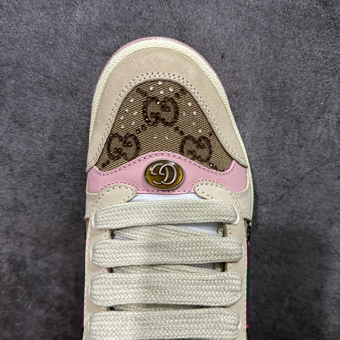 图片[5]-【YS纯原】广奢高端货 Gucci 古驰 Screener 运动休闲系列｜GG 珐琅扣 小脏鞋 白粉女鞋 ✦ Screener 经典复古做旧风格 ✦ 原版小脏工艺，还原穿旧质感 ✦ GG 珐琅扣色泽一致，细节克制高级 ✦ 原版对照开发，历时三个月打样 ✦ 多处细节升级，整体完成度高 ✦ 高端零售与海淘渠道同源品质 ✦ 鞋面采用意大利进口磨砂头层牛皮 ✦ 鞋舌、鞋带同步原版擦脏工艺 ✦ 后跟哑光丝印烫金字体 ✦ 原版逻辑私模大底 ✦ 无缝细空胶工艺，稳定耐穿 ✦ 日常高频上脚不娇气 ✦ 全套原版外盒及配件 ✦ 同源真丝绸防尘鞋套袋 ✦ 原装雪梨形超软沙绒纸团 尺码：35–40-选品中心