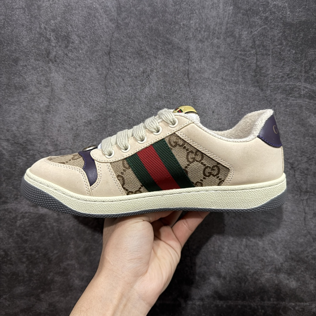 图片[2]-【YS纯原】广奢高端货 Gucci 古驰 Screener 运动休闲系列｜GG 珐琅扣 小脏鞋 白粉女鞋 ✦ Screener 经典复古做旧风格 ✦ 原版小脏工艺，还原穿旧质感 ✦ GG 珐琅扣色泽一致，细节克制高级 ✦ 原版对照开发，历时三个月打样 ✦ 多处细节升级，整体完成度高 ✦ 高端零售与海淘渠道同源品质 ✦ 鞋面采用意大利进口磨砂头层牛皮 ✦ 鞋舌、鞋带同步原版擦脏工艺 ✦ 后跟哑光丝印烫金字体 ✦ 原版逻辑私模大底 ✦ 无缝细空胶工艺，稳定耐穿 ✦ 日常高频上脚不娇气 ✦ 全套原版外盒及配件 ✦ 同源真丝绸防尘鞋套袋 ✦ 原装雪梨形超软沙绒纸团 尺码：35–45-选品中心