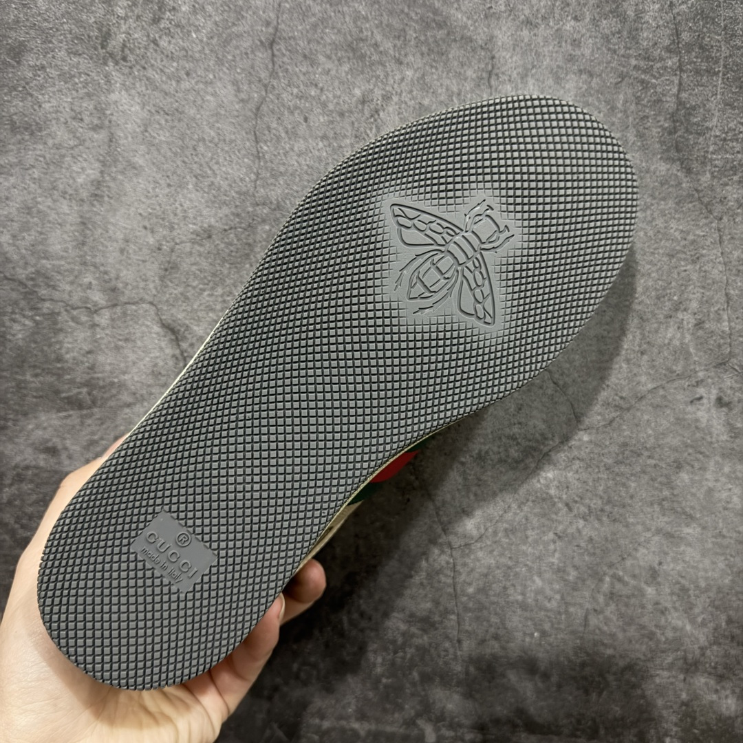 图片[9]-【YS纯原】广奢高端货 Gucci 古驰 Screener 运动休闲系列｜GG 珐琅扣 小脏鞋 白粉女鞋 ✦ Screener 经典复古做旧风格 ✦ 原版小脏工艺，还原穿旧质感 ✦ GG 珐琅扣色泽一致，细节克制高级 ✦ 原版对照开发，历时三个月打样 ✦ 多处细节升级，整体完成度高 ✦ 高端零售与海淘渠道同源品质 ✦ 鞋面采用意大利进口磨砂头层牛皮 ✦ 鞋舌、鞋带同步原版擦脏工艺 ✦ 后跟哑光丝印烫金字体 ✦ 原版逻辑私模大底 ✦ 无缝细空胶工艺，稳定耐穿 ✦ 日常高频上脚不娇气 ✦ 全套原版外盒及配件 ✦ 同源真丝绸防尘鞋套袋 ✦ 原装雪梨形超软沙绒纸团 尺码：35–45-选品中心