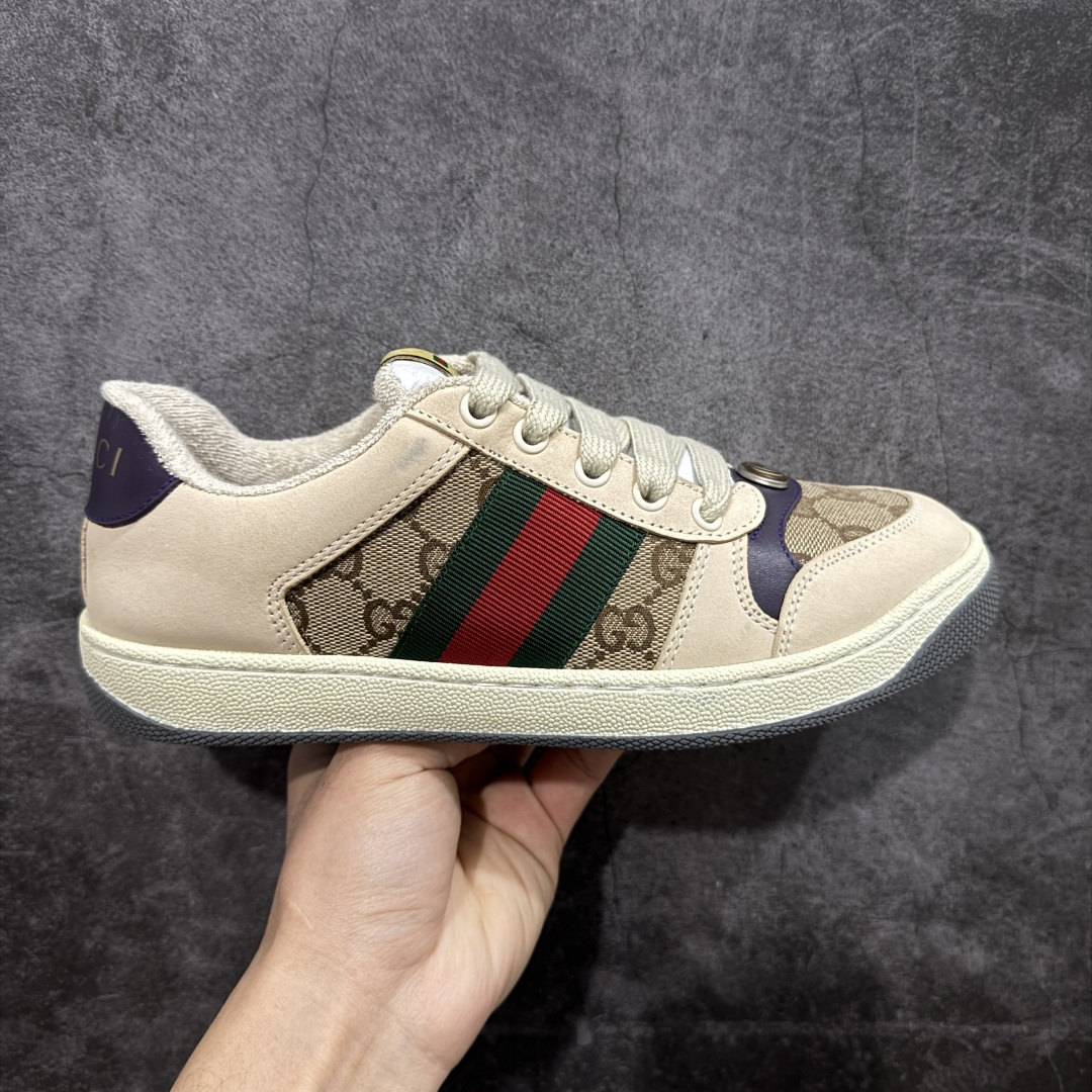 【YS纯原】广奢高端货 Gucci 古驰 Screener 运动休闲系列｜GG 珐琅扣 小脏鞋 白粉女鞋 ✦ Screener 经典复古做旧风格 ✦ 原版小脏工艺，还原穿旧质感 ✦ GG 珐琅扣色泽一致，细节克制高级 ✦ 原版对照开发，历时三个月打样 ✦ 多处细节升级，整体完成度高 ✦ 高端零售与海淘渠道同源品质 ✦ 鞋面采用意大利进口磨砂头层牛皮 ✦ 鞋舌、鞋带同步原版擦脏工艺 ✦ 后跟哑光丝印烫金字体 ✦ 原版逻辑私模大底 ✦ 无缝细空胶工艺，稳定耐穿 ✦ 日常高频上脚不娇气 ✦ 全套原版外盒及配件 ✦ 同源真丝绸防尘鞋套袋 ✦ 原装雪梨形超软沙绒纸团 尺码：35–45-选品中心