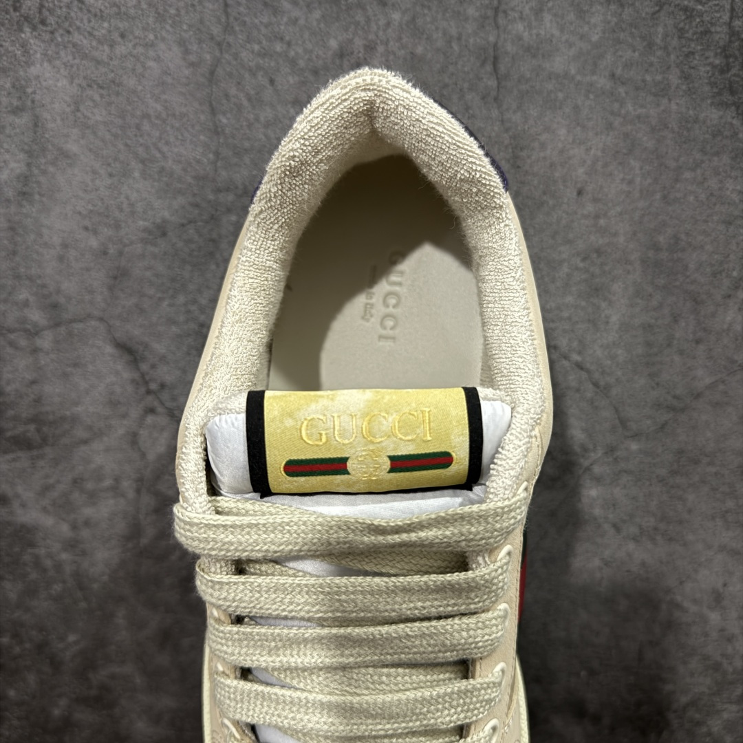 图片[8]-【YS纯原】广奢高端货 Gucci 古驰 Screener 运动休闲系列｜GG 珐琅扣 小脏鞋 白粉女鞋 ✦ Screener 经典复古做旧风格 ✦ 原版小脏工艺，还原穿旧质感 ✦ GG 珐琅扣色泽一致，细节克制高级 ✦ 原版对照开发，历时三个月打样 ✦ 多处细节升级，整体完成度高 ✦ 高端零售与海淘渠道同源品质 ✦ 鞋面采用意大利进口磨砂头层牛皮 ✦ 鞋舌、鞋带同步原版擦脏工艺 ✦ 后跟哑光丝印烫金字体 ✦ 原版逻辑私模大底 ✦ 无缝细空胶工艺，稳定耐穿 ✦ 日常高频上脚不娇气 ✦ 全套原版外盒及配件 ✦ 同源真丝绸防尘鞋套袋 ✦ 原装雪梨形超软沙绒纸团 尺码：35–45-选品中心