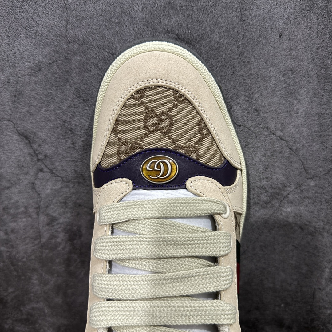 图片[5]-【YS纯原】广奢高端货 Gucci 古驰 Screener 运动休闲系列｜GG 珐琅扣 小脏鞋 白粉女鞋 ✦ Screener 经典复古做旧风格 ✦ 原版小脏工艺，还原穿旧质感 ✦ GG 珐琅扣色泽一致，细节克制高级 ✦ 原版对照开发，历时三个月打样 ✦ 多处细节升级，整体完成度高 ✦ 高端零售与海淘渠道同源品质 ✦ 鞋面采用意大利进口磨砂头层牛皮 ✦ 鞋舌、鞋带同步原版擦脏工艺 ✦ 后跟哑光丝印烫金字体 ✦ 原版逻辑私模大底 ✦ 无缝细空胶工艺，稳定耐穿 ✦ 日常高频上脚不娇气 ✦ 全套原版外盒及配件 ✦ 同源真丝绸防尘鞋套袋 ✦ 原装雪梨形超软沙绒纸团 尺码：35–45-选品中心