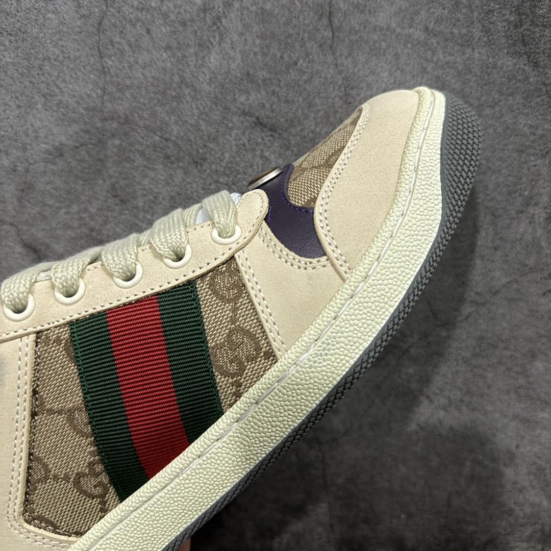 图片[6]-【YS纯原】广奢高端货 Gucci 古驰 Screener 运动休闲系列｜GG 珐琅扣 小脏鞋 白粉女鞋 ✦ Screener 经典复古做旧风格 ✦ 原版小脏工艺，还原穿旧质感 ✦ GG 珐琅扣色泽一致，细节克制高级 ✦ 原版对照开发，历时三个月打样 ✦ 多处细节升级，整体完成度高 ✦ 高端零售与海淘渠道同源品质 ✦ 鞋面采用意大利进口磨砂头层牛皮 ✦ 鞋舌、鞋带同步原版擦脏工艺 ✦ 后跟哑光丝印烫金字体 ✦ 原版逻辑私模大底 ✦ 无缝细空胶工艺，稳定耐穿 ✦ 日常高频上脚不娇气 ✦ 全套原版外盒及配件 ✦ 同源真丝绸防尘鞋套袋 ✦ 原装雪梨形超软沙绒纸团 尺码：35–45-选品中心