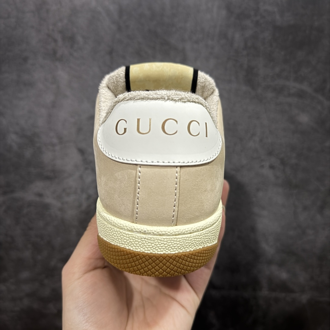 图片[4]-【YS纯原】广奢高端货 Gucci 古驰 Screener 运动休闲系列｜GG 珐琅扣 小脏鞋 白粉女鞋 ✦ Screener 经典复古做旧风格 ✦ 原版小脏工艺，还原穿旧质感 ✦ GG 珐琅扣色泽一致，细节克制高级 ✦ 原版对照开发，历时三个月打样 ✦ 多处细节升级，整体完成度高 ✦ 高端零售与海淘渠道同源品质 ✦ 鞋面采用意大利进口磨砂头层牛皮 ✦ 鞋舌、鞋带同步原版擦脏工艺 ✦ 后跟哑光丝印烫金字体 ✦ 原版逻辑私模大底 ✦ 无缝细空胶工艺，稳定耐穿 ✦ 日常高频上脚不娇气 ✦ 全套原版外盒及配件 ✦ 同源真丝绸防尘鞋套袋 ✦ 原装雪梨形超软沙绒纸团 尺码：35–45-选品中心