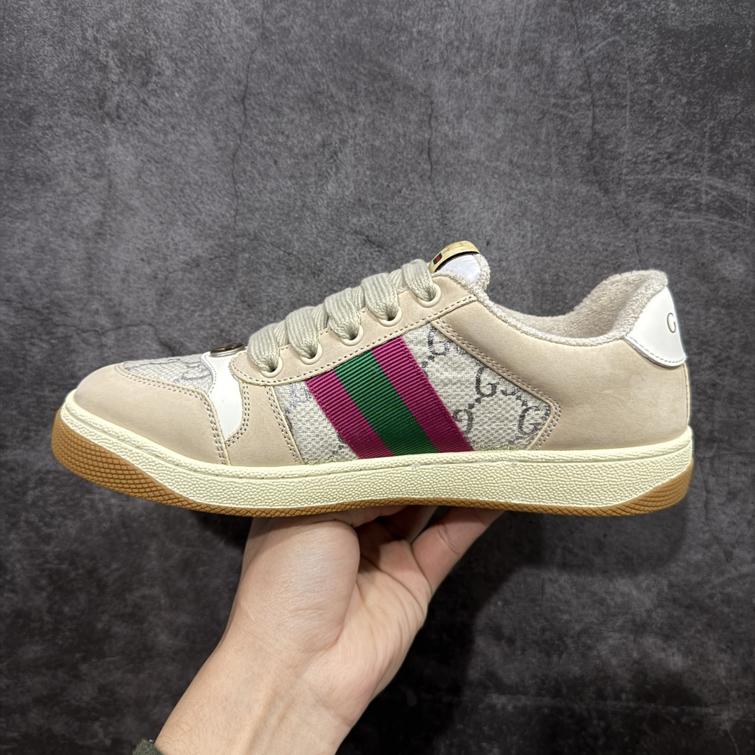 图片[2]-【YS纯原】广奢高端货 Gucci 古驰 Screener 运动休闲系列｜GG 珐琅扣 小脏鞋 白粉女鞋 ✦ Screener 经典复古做旧风格 ✦ 原版小脏工艺，还原穿旧质感 ✦ GG 珐琅扣色泽一致，细节克制高级 ✦ 原版对照开发，历时三个月打样 ✦ 多处细节升级，整体完成度高 ✦ 高端零售与海淘渠道同源品质 ✦ 鞋面采用意大利进口磨砂头层牛皮 ✦ 鞋舌、鞋带同步原版擦脏工艺 ✦ 后跟哑光丝印烫金字体 ✦ 原版逻辑私模大底 ✦ 无缝细空胶工艺，稳定耐穿 ✦ 日常高频上脚不娇气 ✦ 全套原版外盒及配件 ✦ 同源真丝绸防尘鞋套袋 ✦ 原装雪梨形超软沙绒纸团 尺码：35–45-选品中心