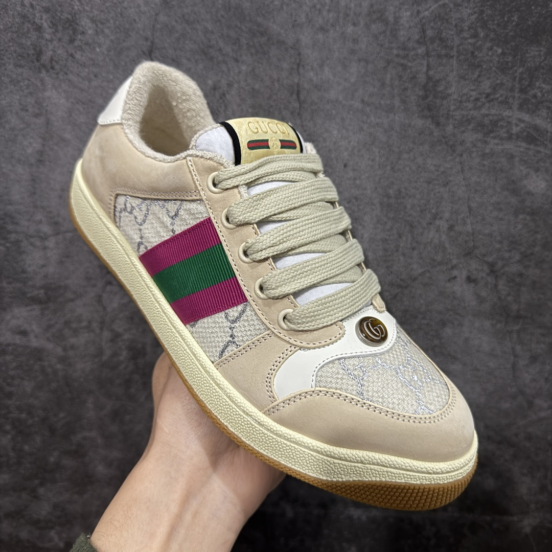 图片[3]-【YS纯原】广奢高端货 Gucci 古驰 Screener 运动休闲系列｜GG 珐琅扣 小脏鞋 白粉女鞋 ✦ Screener 经典复古做旧风格 ✦ 原版小脏工艺，还原穿旧质感 ✦ GG 珐琅扣色泽一致，细节克制高级 ✦ 原版对照开发，历时三个月打样 ✦ 多处细节升级，整体完成度高 ✦ 高端零售与海淘渠道同源品质 ✦ 鞋面采用意大利进口磨砂头层牛皮 ✦ 鞋舌、鞋带同步原版擦脏工艺 ✦ 后跟哑光丝印烫金字体 ✦ 原版逻辑私模大底 ✦ 无缝细空胶工艺，稳定耐穿 ✦ 日常高频上脚不娇气 ✦ 全套原版外盒及配件 ✦ 同源真丝绸防尘鞋套袋 ✦ 原装雪梨形超软沙绒纸团 尺码：35–45-选品中心