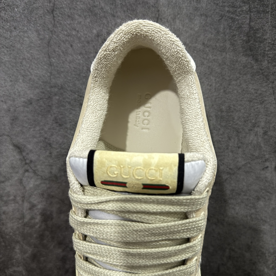 图片[8]-【YS纯原】广奢高端货 Gucci 古驰 Screener 运动休闲系列｜GG 珐琅扣 小脏鞋 白粉女鞋 ✦ Screener 经典复古做旧风格 ✦ 原版小脏工艺，还原穿旧质感 ✦ GG 珐琅扣色泽一致，细节克制高级 ✦ 原版对照开发，历时三个月打样 ✦ 多处细节升级，整体完成度高 ✦ 高端零售与海淘渠道同源品质 ✦ 鞋面采用意大利进口磨砂头层牛皮 ✦ 鞋舌、鞋带同步原版擦脏工艺 ✦ 后跟哑光丝印烫金字体 ✦ 原版逻辑私模大底 ✦ 无缝细空胶工艺，稳定耐穿 ✦ 日常高频上脚不娇气 ✦ 全套原版外盒及配件 ✦ 同源真丝绸防尘鞋套袋 ✦ 原装雪梨形超软沙绒纸团 尺码：35–45-选品中心