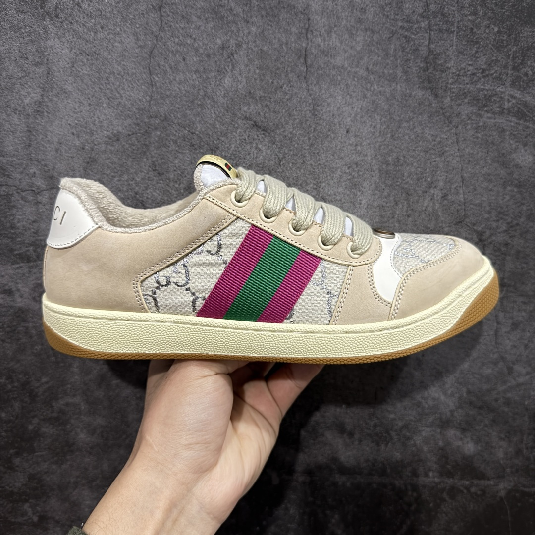 【YS纯原】广奢高端货 Gucci 古驰 Screener 运动休闲系列｜GG 珐琅扣 小脏鞋 白粉女鞋 ✦ Screener 经典复古做旧风格 ✦ 原版小脏工艺，还原穿旧质感 ✦ GG 珐琅扣色泽一致，细节克制高级 ✦ 原版对照开发，历时三个月打样 ✦ 多处细节升级，整体完成度高 ✦ 高端零售与海淘渠道同源品质 ✦ 鞋面采用意大利进口磨砂头层牛皮 ✦ 鞋舌、鞋带同步原版擦脏工艺 ✦ 后跟哑光丝印烫金字体 ✦ 原版逻辑私模大底 ✦ 无缝细空胶工艺，稳定耐穿 ✦ 日常高频上脚不娇气 ✦ 全套原版外盒及配件 ✦ 同源真丝绸防尘鞋套袋 ✦ 原装雪梨形超软沙绒纸团 尺码：35–45-选品中心