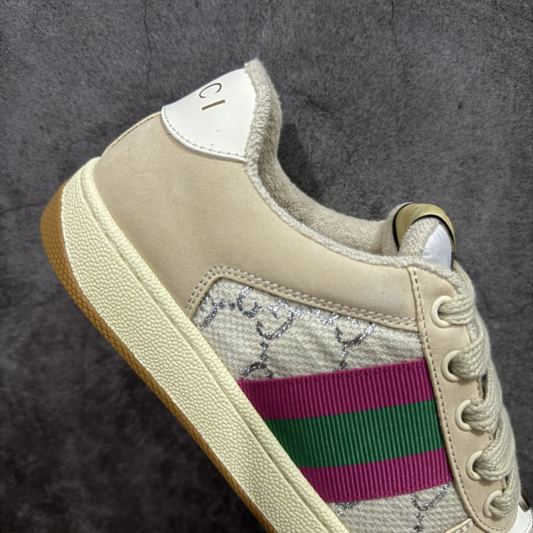 图片[7]-【YS纯原】广奢高端货 Gucci 古驰 Screener 运动休闲系列｜GG 珐琅扣 小脏鞋 白粉女鞋 ✦ Screener 经典复古做旧风格 ✦ 原版小脏工艺，还原穿旧质感 ✦ GG 珐琅扣色泽一致，细节克制高级 ✦ 原版对照开发，历时三个月打样 ✦ 多处细节升级，整体完成度高 ✦ 高端零售与海淘渠道同源品质 ✦ 鞋面采用意大利进口磨砂头层牛皮 ✦ 鞋舌、鞋带同步原版擦脏工艺 ✦ 后跟哑光丝印烫金字体 ✦ 原版逻辑私模大底 ✦ 无缝细空胶工艺，稳定耐穿 ✦ 日常高频上脚不娇气 ✦ 全套原版外盒及配件 ✦ 同源真丝绸防尘鞋套袋 ✦ 原装雪梨形超软沙绒纸团 尺码：35–45-选品中心