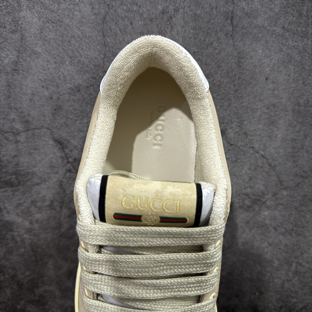 图片[8]-【YS纯原】广奢高端货 Gucci 古驰 Screener 运动休闲系列｜GG 珐琅扣 小脏鞋 白粉女鞋 ✦ Screener 经典复古做旧风格 ✦ 原版小脏工艺，还原穿旧质感 ✦ GG 珐琅扣色泽一致，细节克制高级 ✦ 原版对照开发，历时三个月打样 ✦ 多处细节升级，整体完成度高 ✦ 高端零售与海淘渠道同源品质 ✦ 鞋面采用意大利进口磨砂头层牛皮 ✦ 鞋舌、鞋带同步原版擦脏工艺 ✦ 后跟哑光丝印烫金字体 ✦ 原版逻辑私模大底 ✦ 无缝细空胶工艺，稳定耐穿 ✦ 日常高频上脚不娇气 ✦ 全套原版外盒及配件 ✦ 同源真丝绸防尘鞋套袋 ✦ 原装雪梨形超软沙绒纸团 尺码：35–40-选品中心