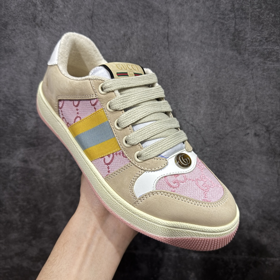 图片[3]-【YS纯原】广奢高端货 Gucci 古驰 Screener 运动休闲系列｜GG 珐琅扣 小脏鞋 白粉女鞋 ✦ Screener 经典复古做旧风格 ✦ 原版小脏工艺，还原穿旧质感 ✦ GG 珐琅扣色泽一致，细节克制高级 ✦ 原版对照开发，历时三个月打样 ✦ 多处细节升级，整体完成度高 ✦ 高端零售与海淘渠道同源品质 ✦ 鞋面采用意大利进口磨砂头层牛皮 ✦ 鞋舌、鞋带同步原版擦脏工艺 ✦ 后跟哑光丝印烫金字体 ✦ 原版逻辑私模大底 ✦ 无缝细空胶工艺，稳定耐穿 ✦ 日常高频上脚不娇气 ✦ 全套原版外盒及配件 ✦ 同源真丝绸防尘鞋套袋 ✦ 原装雪梨形超软沙绒纸团 尺码：35–40-选品中心