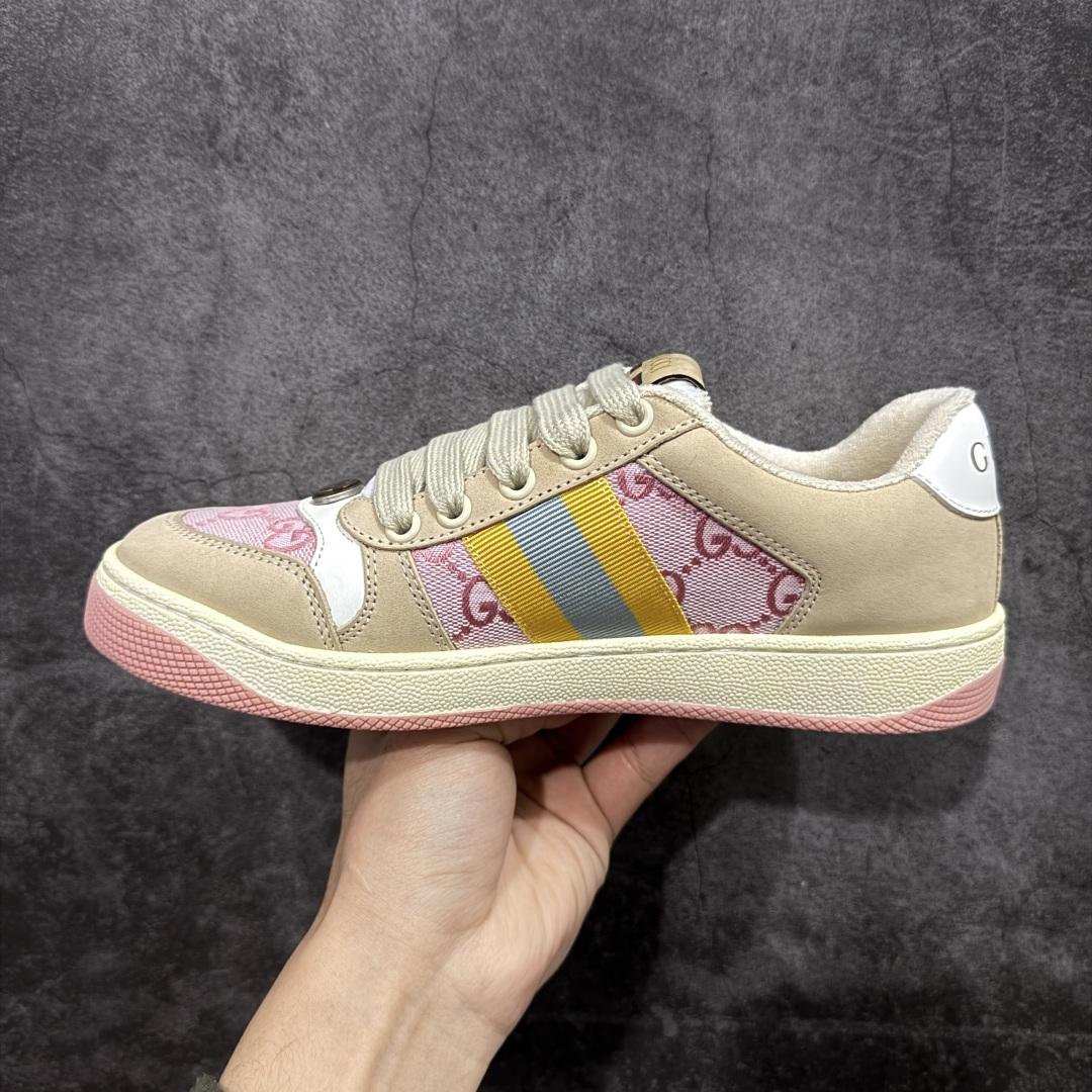 图片[2]-【YS纯原】广奢高端货 Gucci 古驰 Screener 运动休闲系列｜GG 珐琅扣 小脏鞋 白粉女鞋 ✦ Screener 经典复古做旧风格 ✦ 原版小脏工艺，还原穿旧质感 ✦ GG 珐琅扣色泽一致，细节克制高级 ✦ 原版对照开发，历时三个月打样 ✦ 多处细节升级，整体完成度高 ✦ 高端零售与海淘渠道同源品质 ✦ 鞋面采用意大利进口磨砂头层牛皮 ✦ 鞋舌、鞋带同步原版擦脏工艺 ✦ 后跟哑光丝印烫金字体 ✦ 原版逻辑私模大底 ✦ 无缝细空胶工艺，稳定耐穿 ✦ 日常高频上脚不娇气 ✦ 全套原版外盒及配件 ✦ 同源真丝绸防尘鞋套袋 ✦ 原装雪梨形超软沙绒纸团 尺码：35–40-选品中心