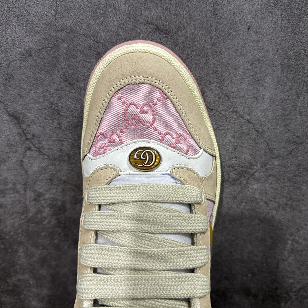 图片[5]-【YS纯原】广奢高端货 Gucci 古驰 Screener 运动休闲系列｜GG 珐琅扣 小脏鞋 白粉女鞋 ✦ Screener 经典复古做旧风格 ✦ 原版小脏工艺，还原穿旧质感 ✦ GG 珐琅扣色泽一致，细节克制高级 ✦ 原版对照开发，历时三个月打样 ✦ 多处细节升级，整体完成度高 ✦ 高端零售与海淘渠道同源品质 ✦ 鞋面采用意大利进口磨砂头层牛皮 ✦ 鞋舌、鞋带同步原版擦脏工艺 ✦ 后跟哑光丝印烫金字体 ✦ 原版逻辑私模大底 ✦ 无缝细空胶工艺，稳定耐穿 ✦ 日常高频上脚不娇气 ✦ 全套原版外盒及配件 ✦ 同源真丝绸防尘鞋套袋 ✦ 原装雪梨形超软沙绒纸团 尺码：35–40-选品中心