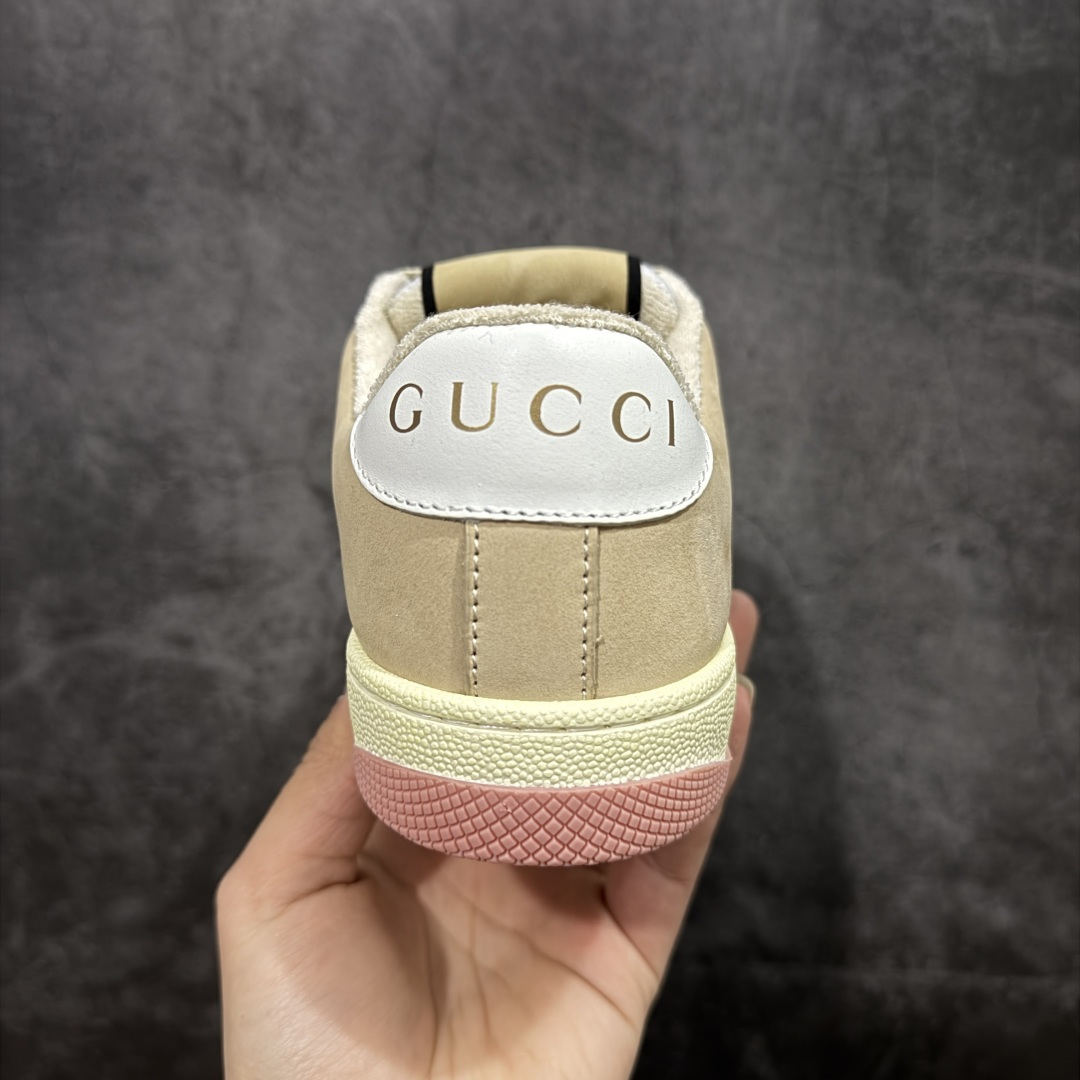 图片[4]-【YS纯原】广奢高端货 Gucci 古驰 Screener 运动休闲系列｜GG 珐琅扣 小脏鞋 白粉女鞋 ✦ Screener 经典复古做旧风格 ✦ 原版小脏工艺，还原穿旧质感 ✦ GG 珐琅扣色泽一致，细节克制高级 ✦ 原版对照开发，历时三个月打样 ✦ 多处细节升级，整体完成度高 ✦ 高端零售与海淘渠道同源品质 ✦ 鞋面采用意大利进口磨砂头层牛皮 ✦ 鞋舌、鞋带同步原版擦脏工艺 ✦ 后跟哑光丝印烫金字体 ✦ 原版逻辑私模大底 ✦ 无缝细空胶工艺，稳定耐穿 ✦ 日常高频上脚不娇气 ✦ 全套原版外盒及配件 ✦ 同源真丝绸防尘鞋套袋 ✦ 原装雪梨形超软沙绒纸团 尺码：35–40-选品中心