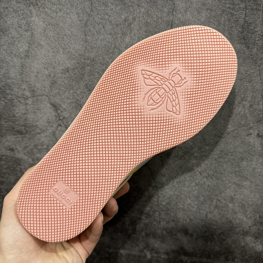 图片[9]-【YS纯原】广奢高端货 Gucci 古驰 Screener 运动休闲系列｜GG 珐琅扣 小脏鞋 白粉女鞋 ✦ Screener 经典复古做旧风格 ✦ 原版小脏工艺，还原穿旧质感 ✦ GG 珐琅扣色泽一致，细节克制高级 ✦ 原版对照开发，历时三个月打样 ✦ 多处细节升级，整体完成度高 ✦ 高端零售与海淘渠道同源品质 ✦ 鞋面采用意大利进口磨砂头层牛皮 ✦ 鞋舌、鞋带同步原版擦脏工艺 ✦ 后跟哑光丝印烫金字体 ✦ 原版逻辑私模大底 ✦ 无缝细空胶工艺，稳定耐穿 ✦ 日常高频上脚不娇气 ✦ 全套原版外盒及配件 ✦ 同源真丝绸防尘鞋套袋 ✦ 原装雪梨形超软沙绒纸团 尺码：35–40-选品中心