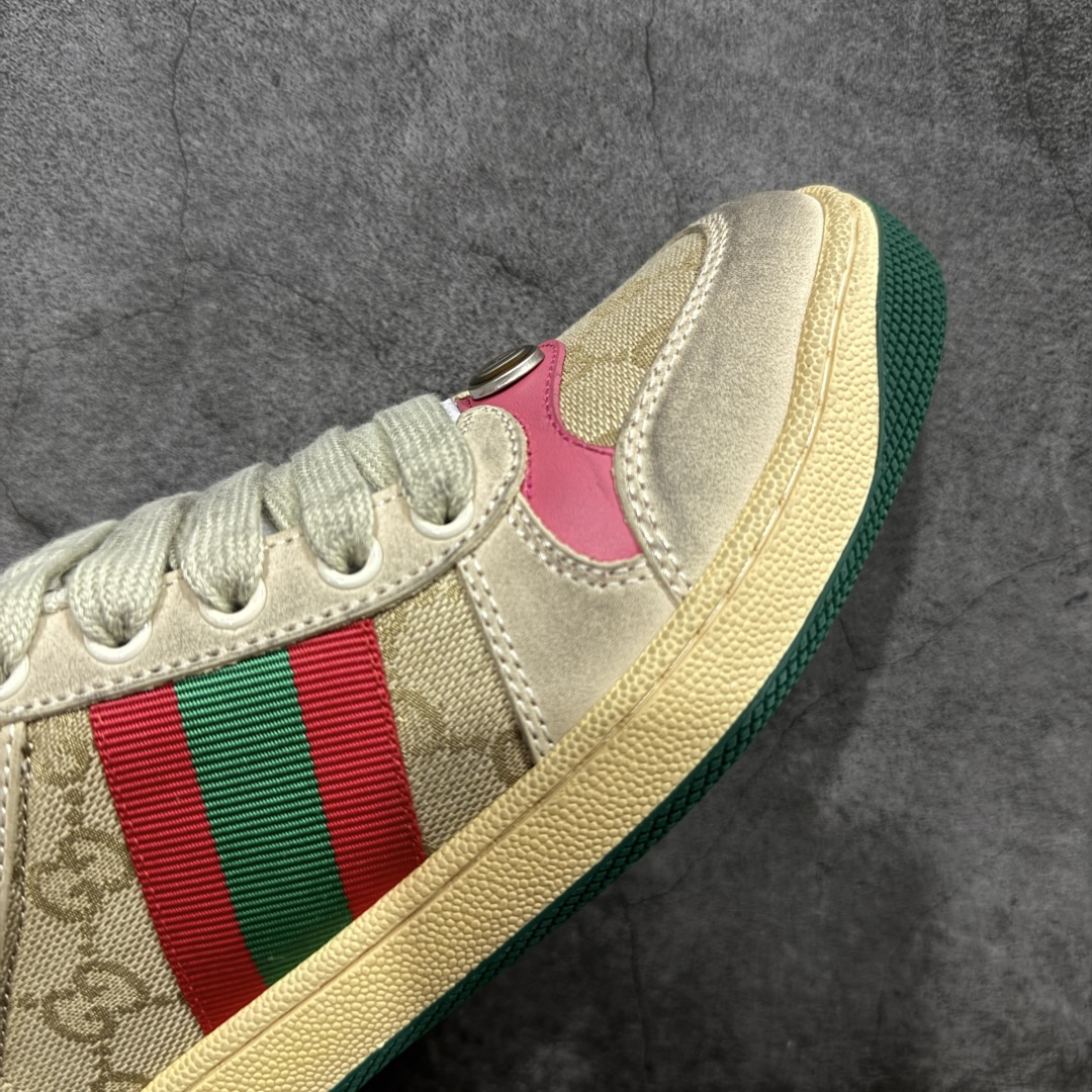 图片[6]-【YS纯原】广奢高端货 Gucci 古驰 Screener 运动休闲系列｜GG 珐琅扣 小脏鞋 白粉女鞋 ✦ Screener 经典复古做旧风格 ✦ 原版小脏工艺，还原穿旧质感 ✦ GG 珐琅扣色泽一致，细节克制高级 ✦ 原版对照开发，历时三个月打样 ✦ 多处细节升级，整体完成度高 ✦ 高端零售与海淘渠道同源品质 ✦ 鞋面采用意大利进口磨砂头层牛皮 ✦ 鞋舌、鞋带同步原版擦脏工艺 ✦ 后跟哑光丝印烫金字体 ✦ 原版逻辑私模大底 ✦ 无缝细空胶工艺，稳定耐穿 ✦ 日常高频上脚不娇气 ✦ 全套原版外盒及配件 ✦ 同源真丝绸防尘鞋套袋 ✦ 原装雪梨形超软沙绒纸团 尺码：35–40-选品中心