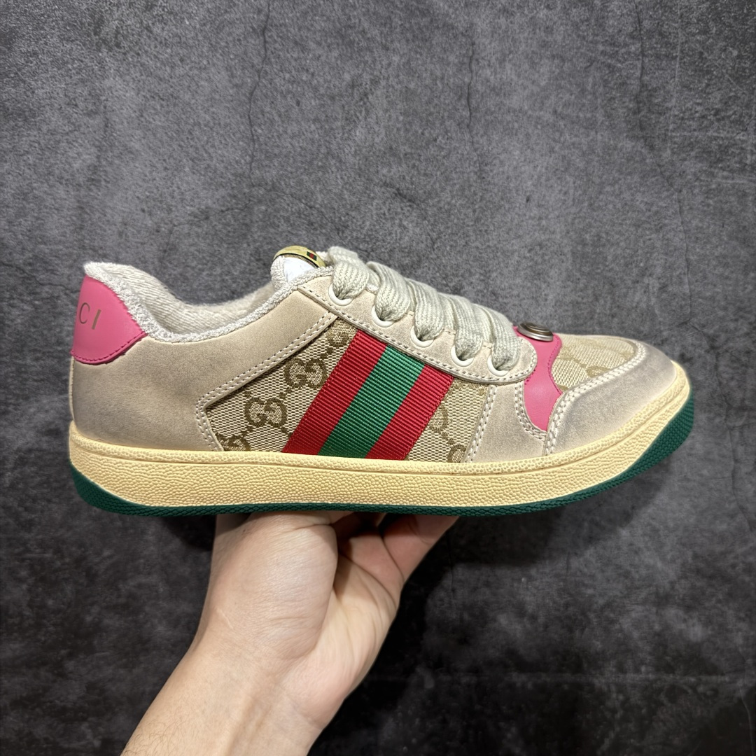 【YS纯原】广奢高端货 Gucci 古驰 Screener 运动休闲系列｜GG 珐琅扣 小脏鞋 白粉女鞋 ✦ Screener 经典复古做旧风格 ✦ 原版小脏工艺，还原穿旧质感 ✦ GG 珐琅扣色泽一致，细节克制高级 ✦ 原版对照开发，历时三个月打样 ✦ 多处细节升级，整体完成度高 ✦ 高端零售与海淘渠道同源品质 ✦ 鞋面采用意大利进口磨砂头层牛皮 ✦ 鞋舌、鞋带同步原版擦脏工艺 ✦ 后跟哑光丝印烫金字体 ✦ 原版逻辑私模大底 ✦ 无缝细空胶工艺，稳定耐穿 ✦ 日常高频上脚不娇气 ✦ 全套原版外盒及配件 ✦ 同源真丝绸防尘鞋套袋 ✦ 原装雪梨形超软沙绒纸团 尺码：35–40-选品中心