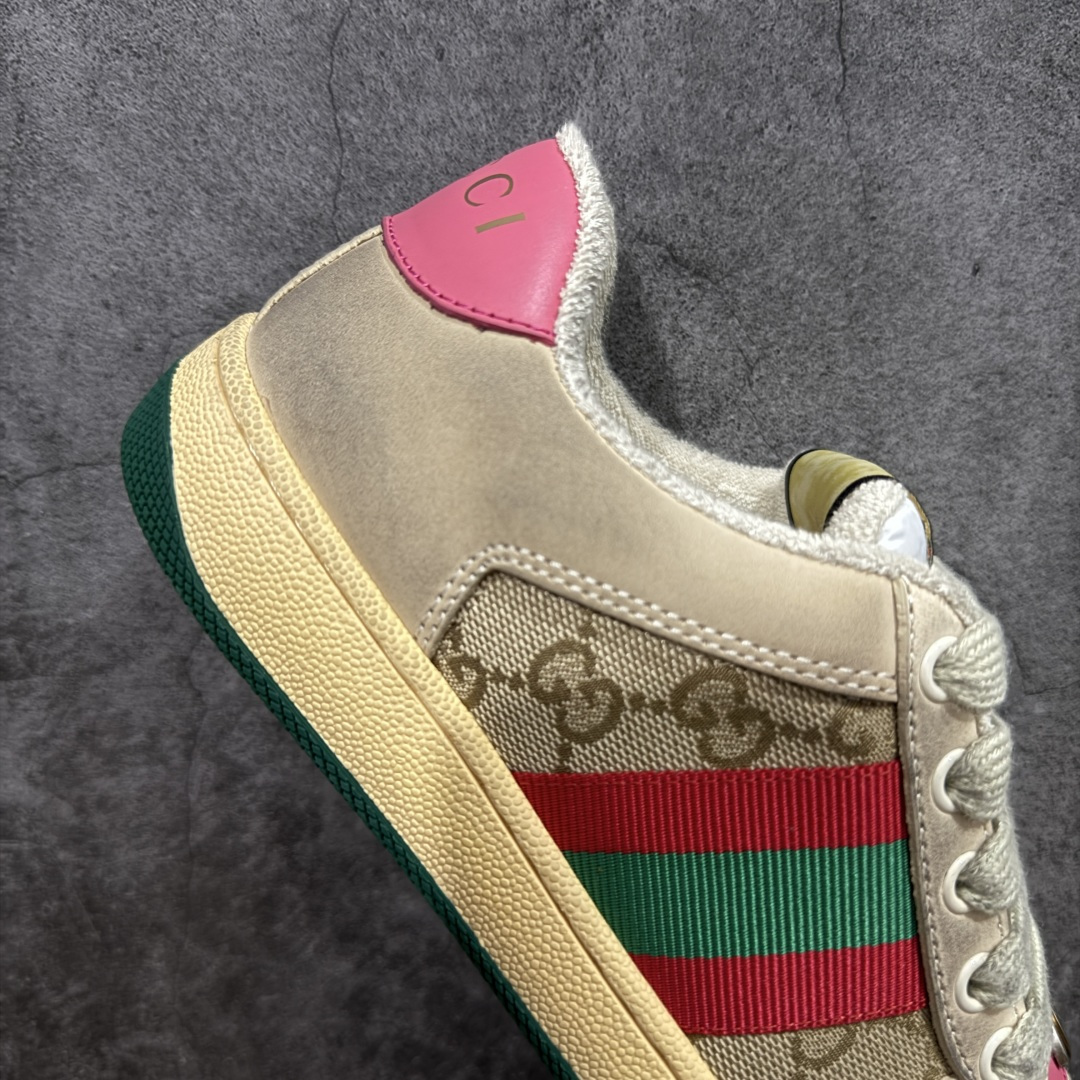 图片[7]-【YS纯原】广奢高端货 Gucci 古驰 Screener 运动休闲系列｜GG 珐琅扣 小脏鞋 白粉女鞋 ✦ Screener 经典复古做旧风格 ✦ 原版小脏工艺，还原穿旧质感 ✦ GG 珐琅扣色泽一致，细节克制高级 ✦ 原版对照开发，历时三个月打样 ✦ 多处细节升级，整体完成度高 ✦ 高端零售与海淘渠道同源品质 ✦ 鞋面采用意大利进口磨砂头层牛皮 ✦ 鞋舌、鞋带同步原版擦脏工艺 ✦ 后跟哑光丝印烫金字体 ✦ 原版逻辑私模大底 ✦ 无缝细空胶工艺，稳定耐穿 ✦ 日常高频上脚不娇气 ✦ 全套原版外盒及配件 ✦ 同源真丝绸防尘鞋套袋 ✦ 原装雪梨形超软沙绒纸团 尺码：35–40-选品中心